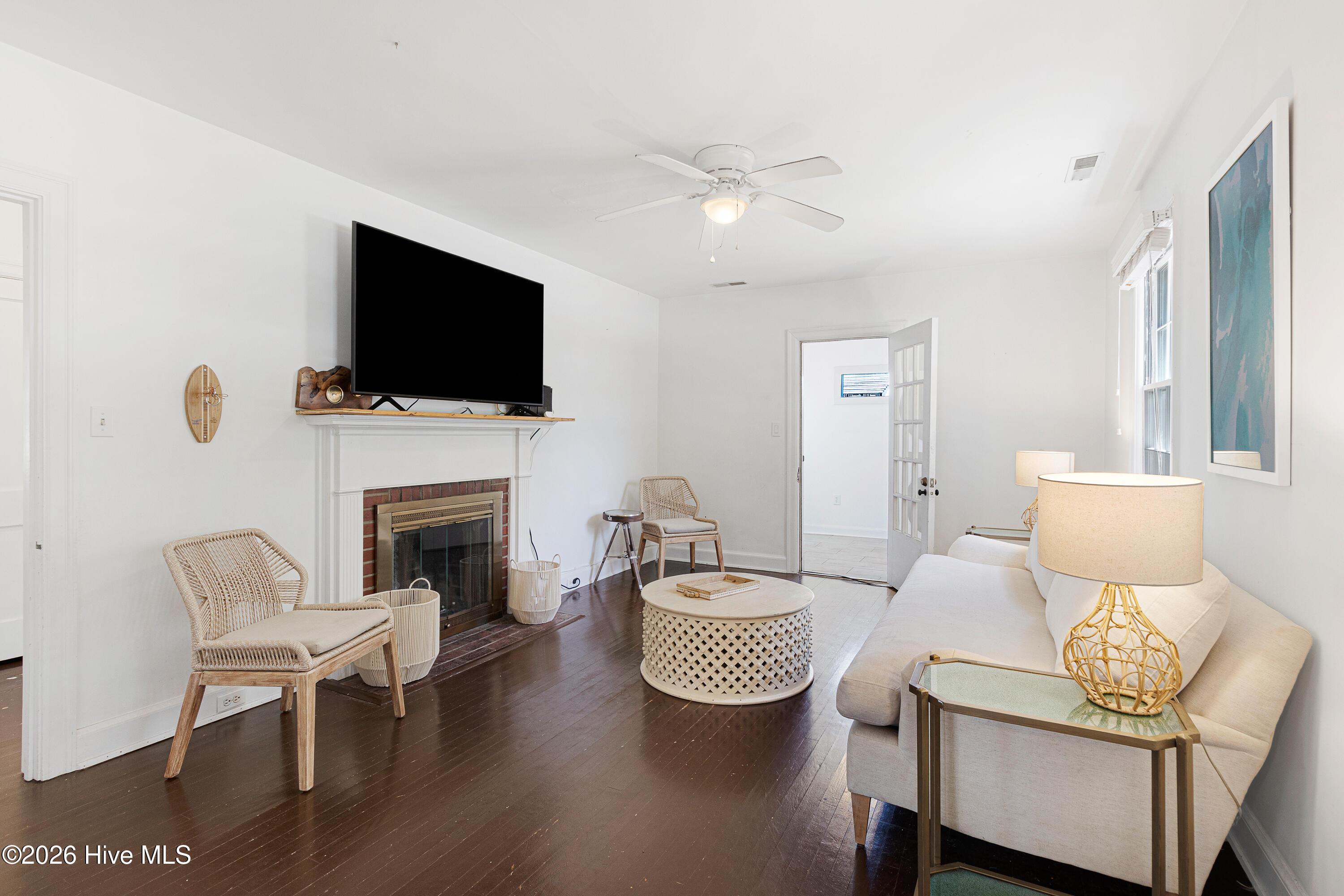 Image 3: Living room