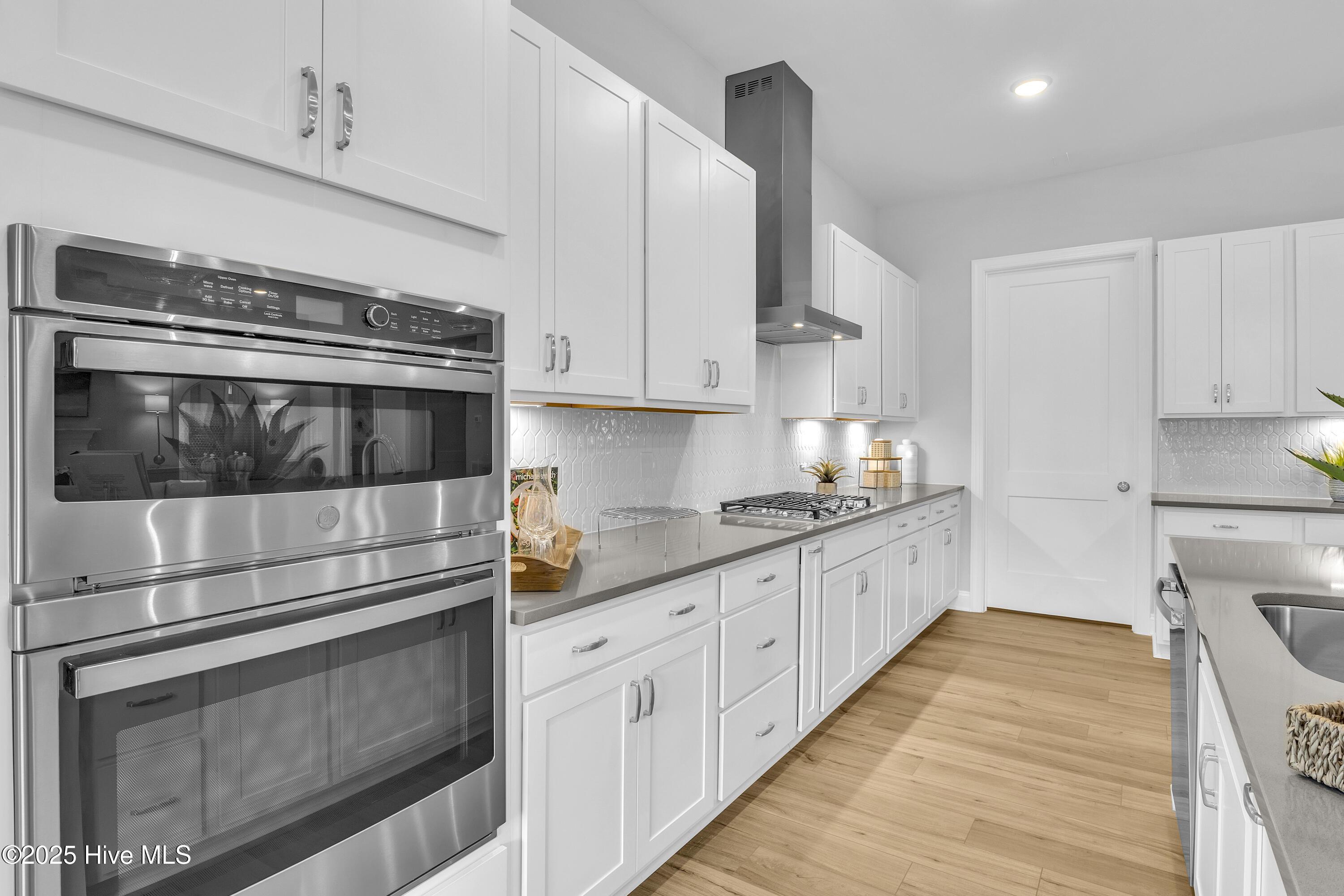 Image 4: Gourmet Kitchen