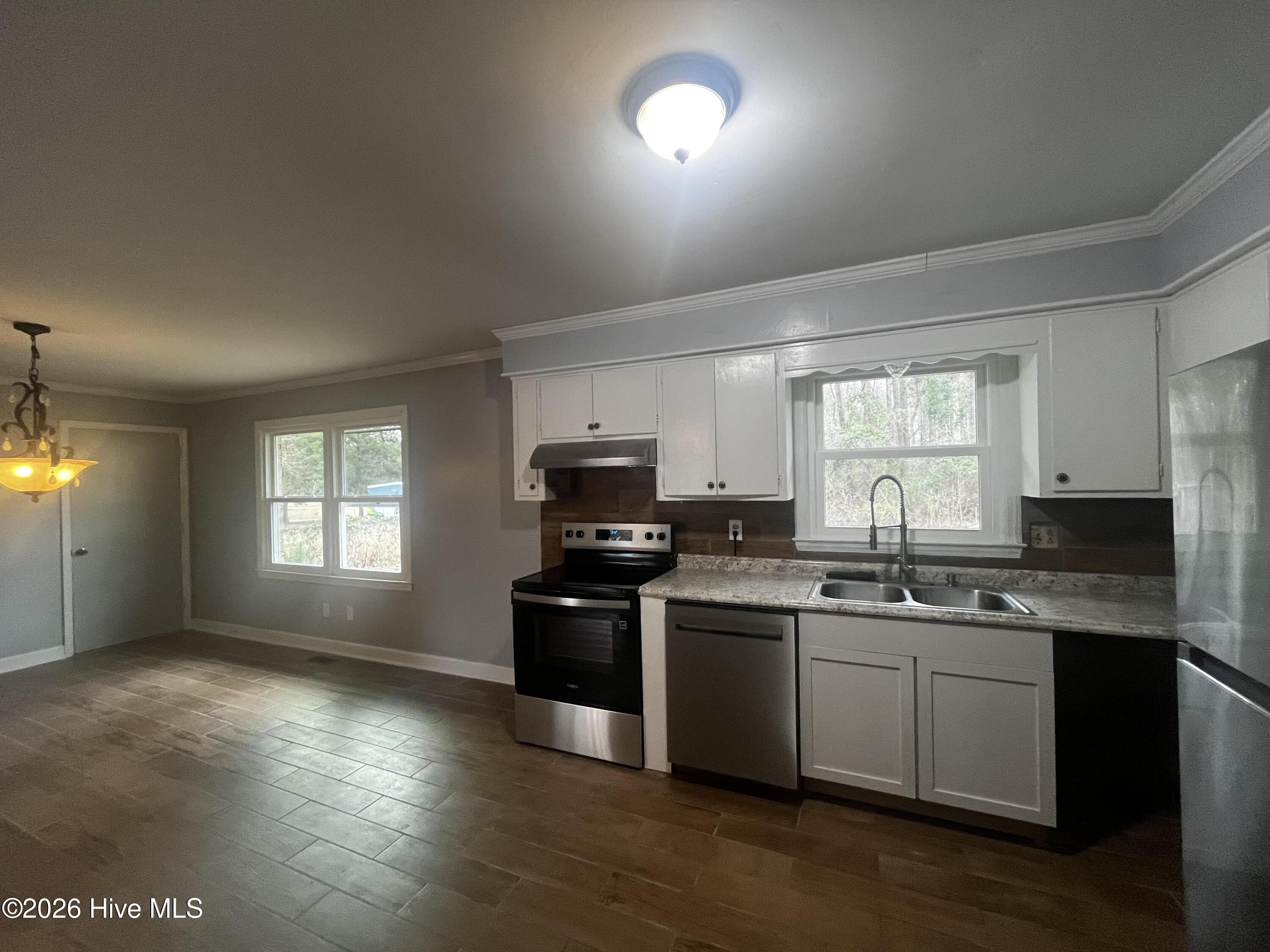 Image 4: Kitchen