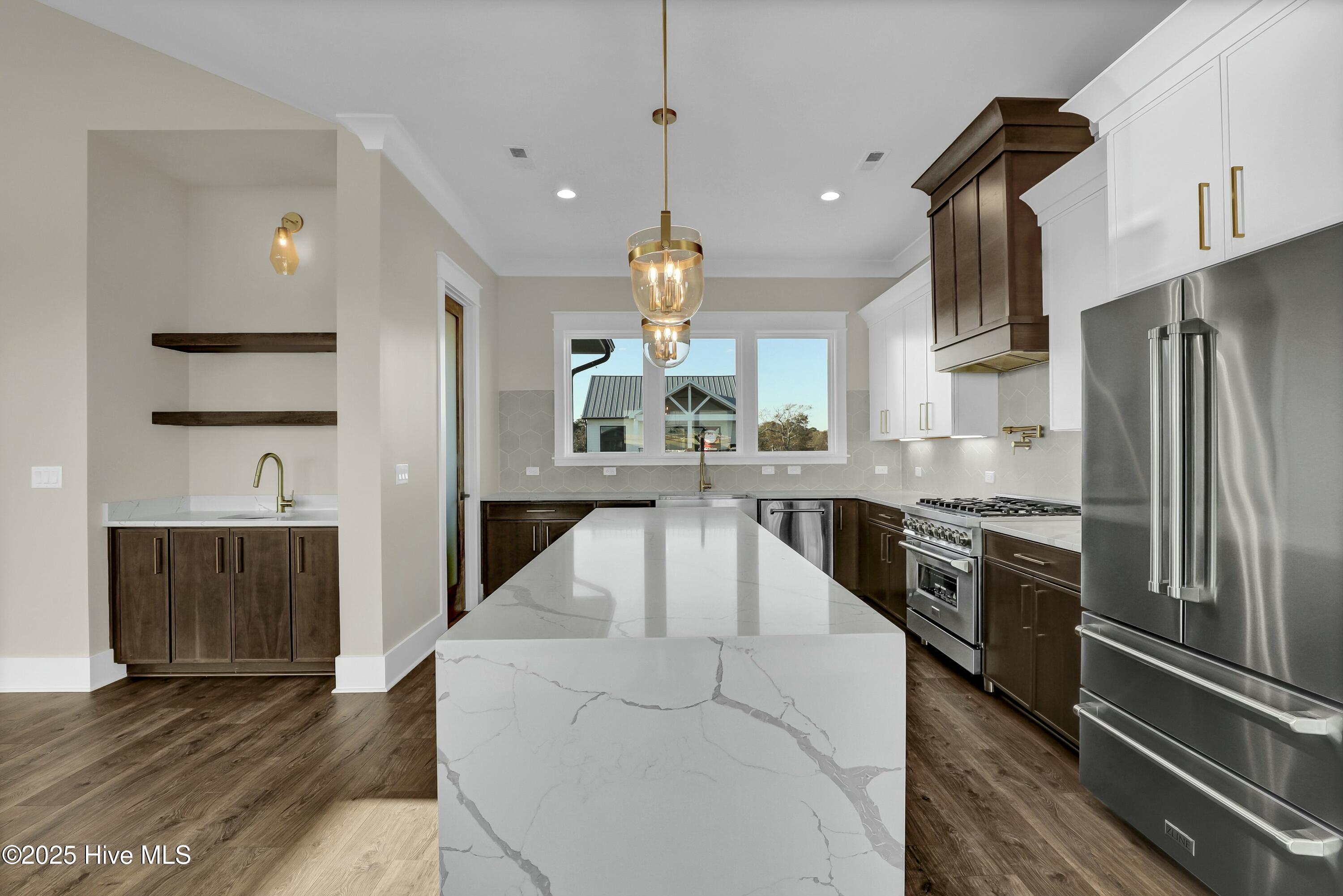 Image 4: Kitchen and Wet Bar