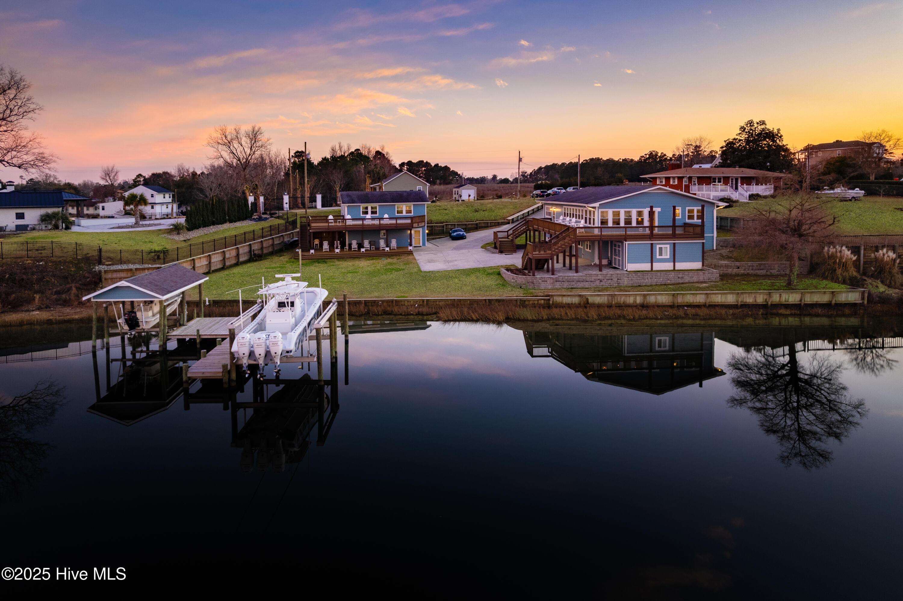 Image 4: 85-print-chadwick-visuals-225-greak-neck