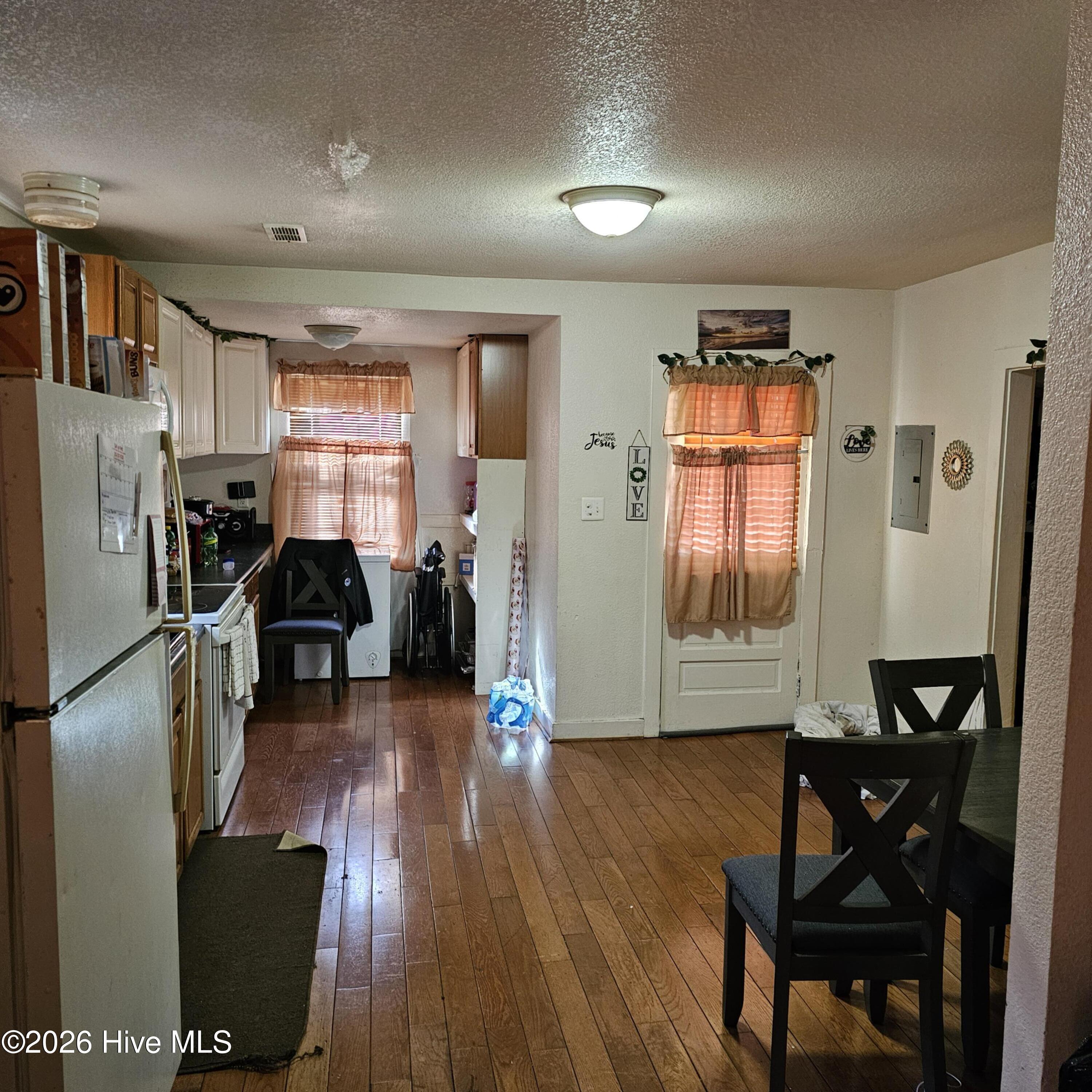 Image 4: Kitchen