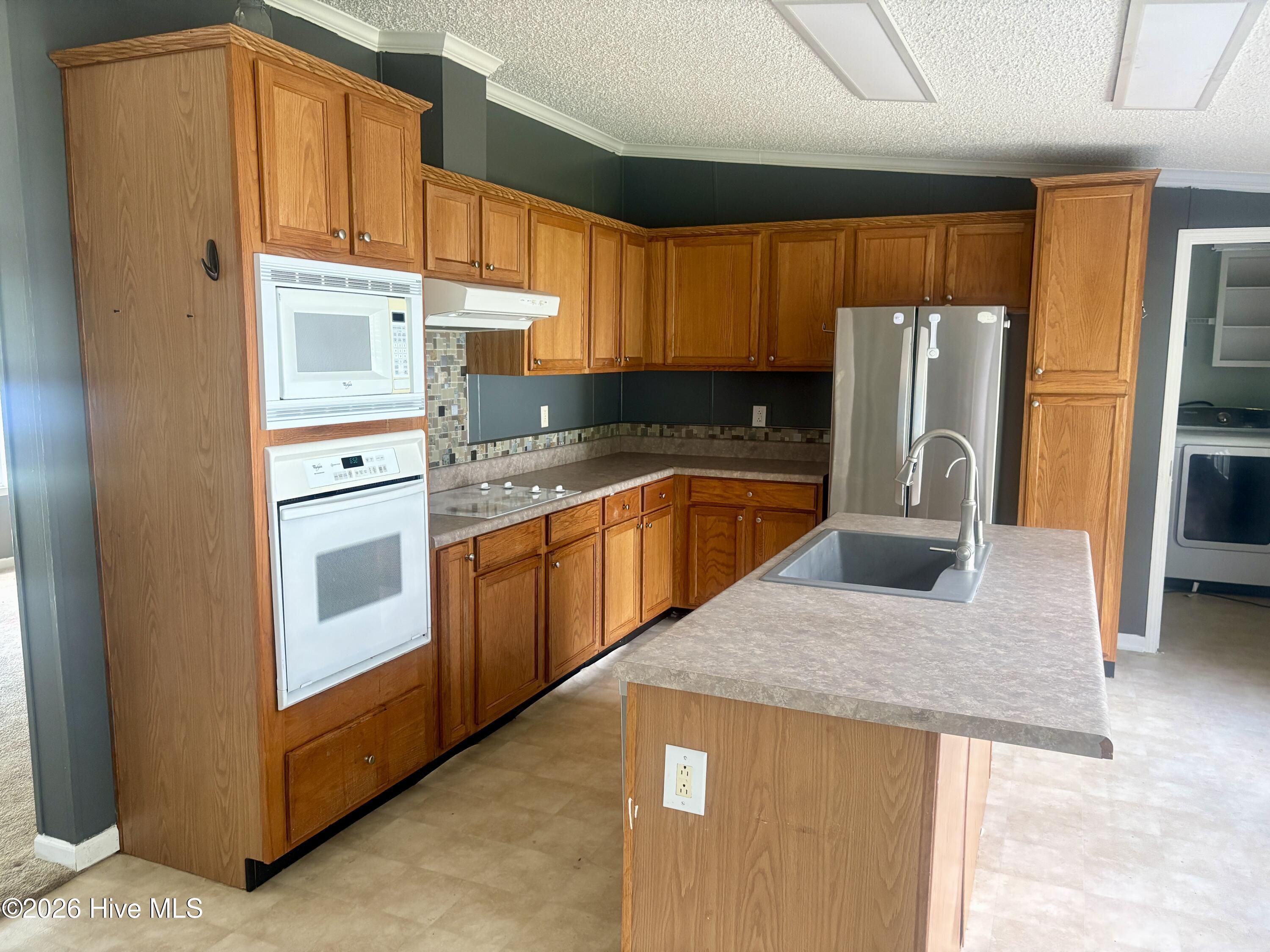 Image 4: Kitchen