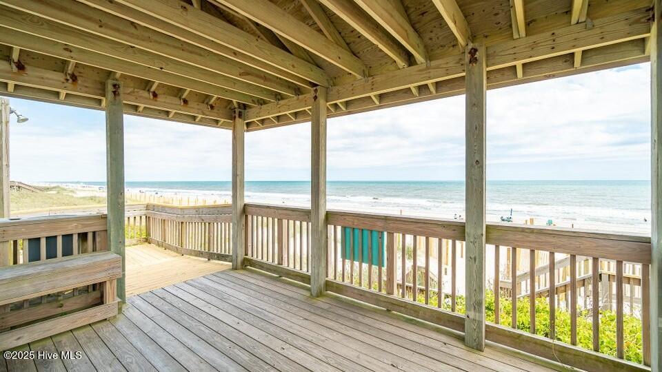 Image 4: enjoy the beach in the shade