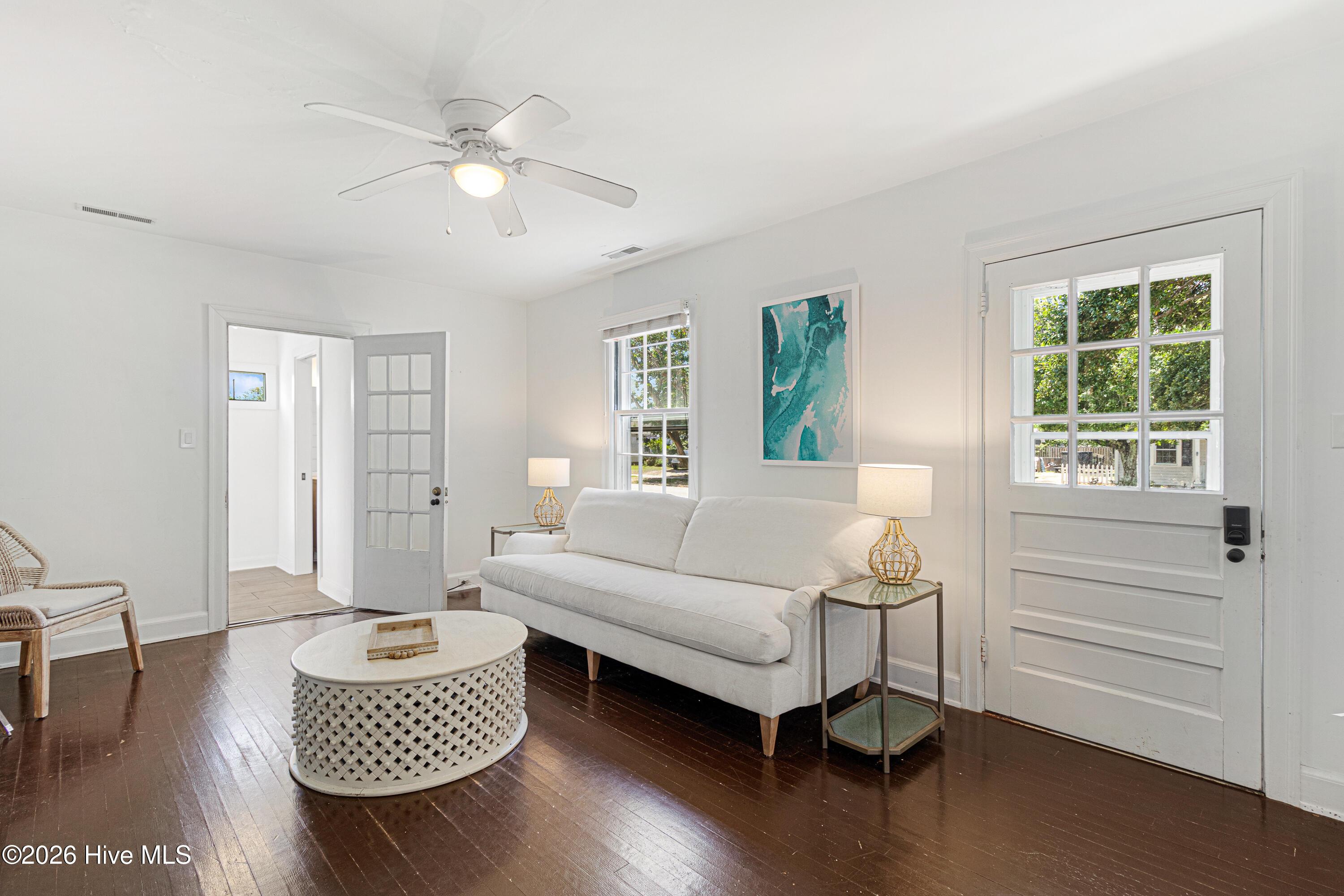 Image 4: Living room