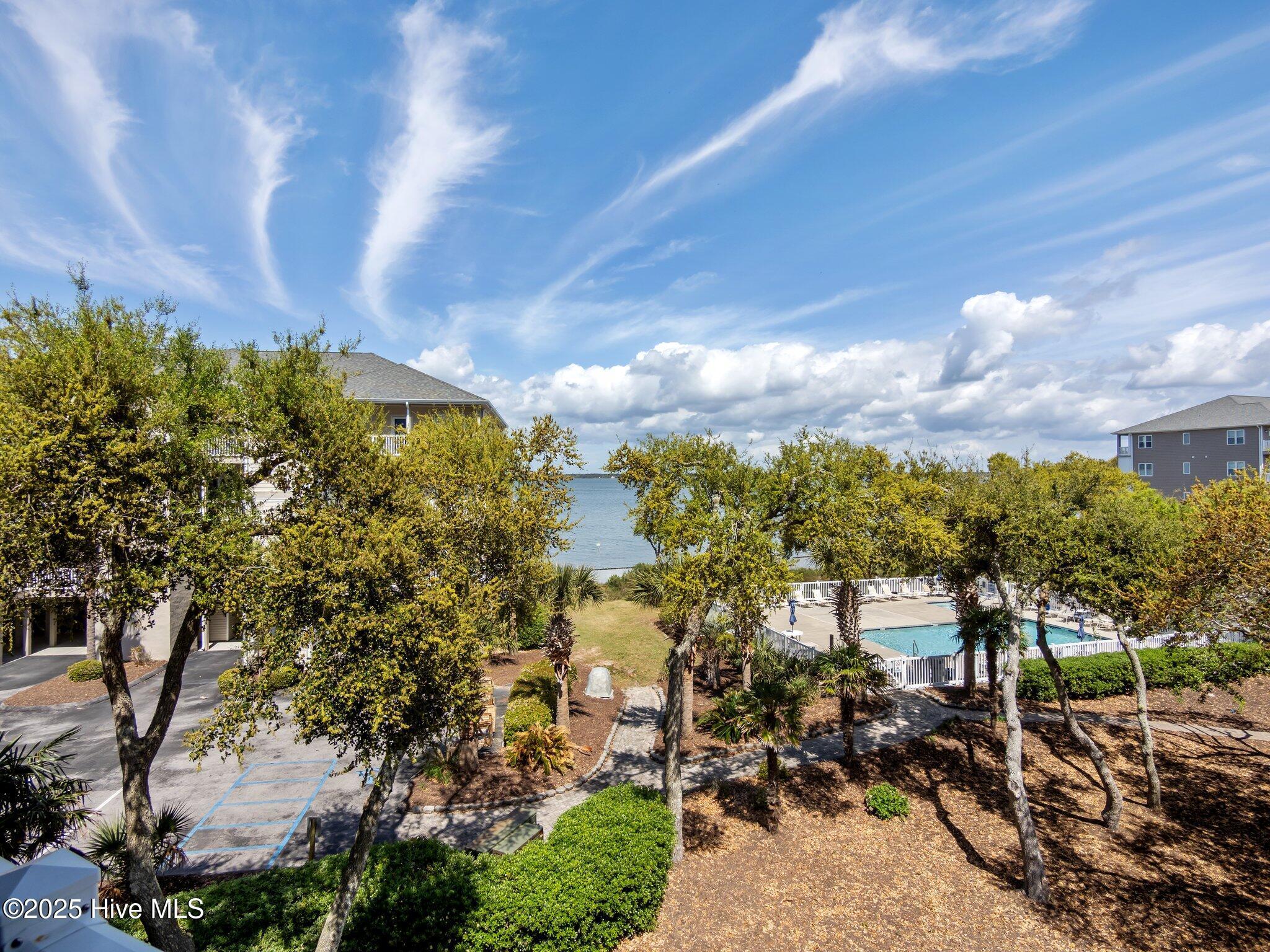 Image 1: 48-web-or-mls-P4103925