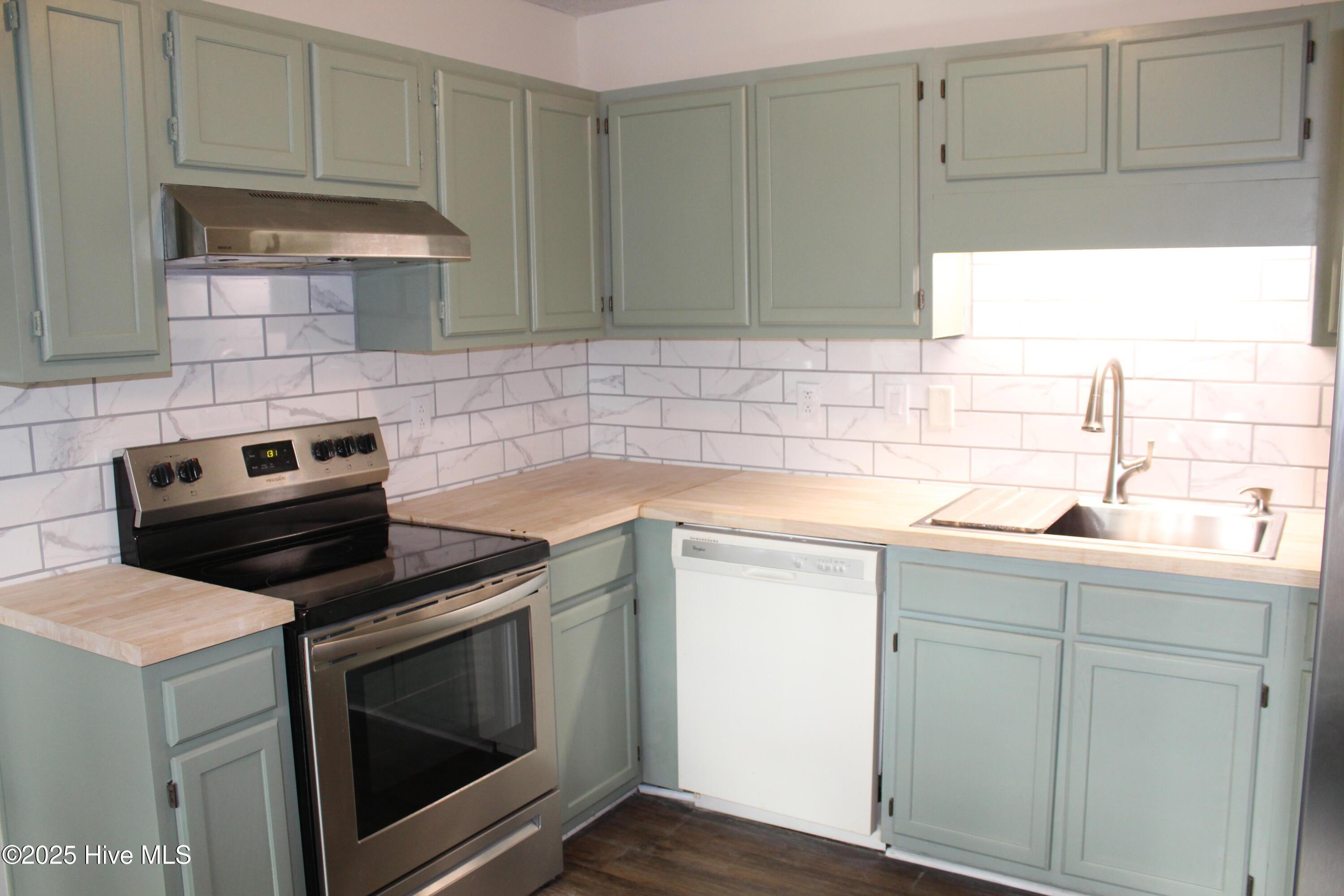 Image 3: Kitchen View 3