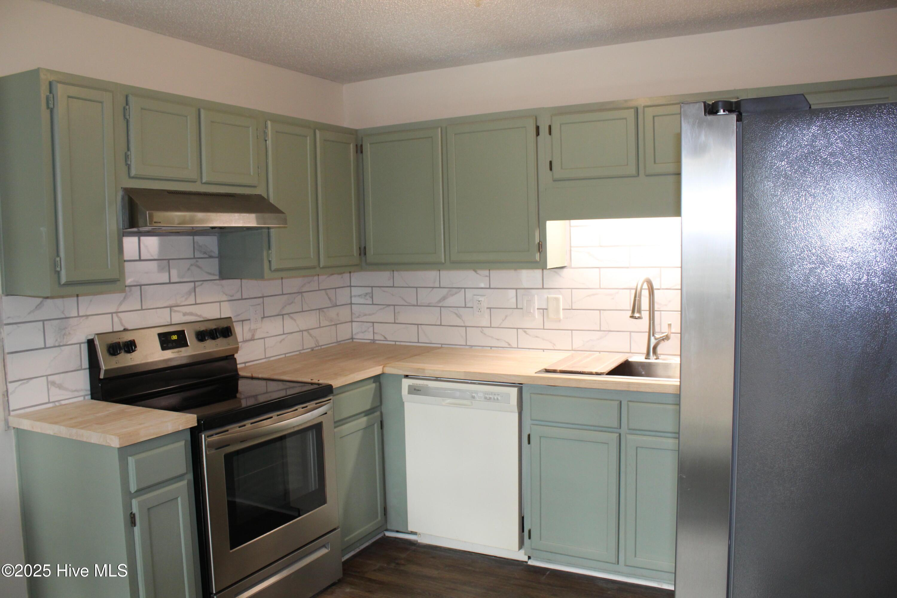 Image 4: Kitchen View 1