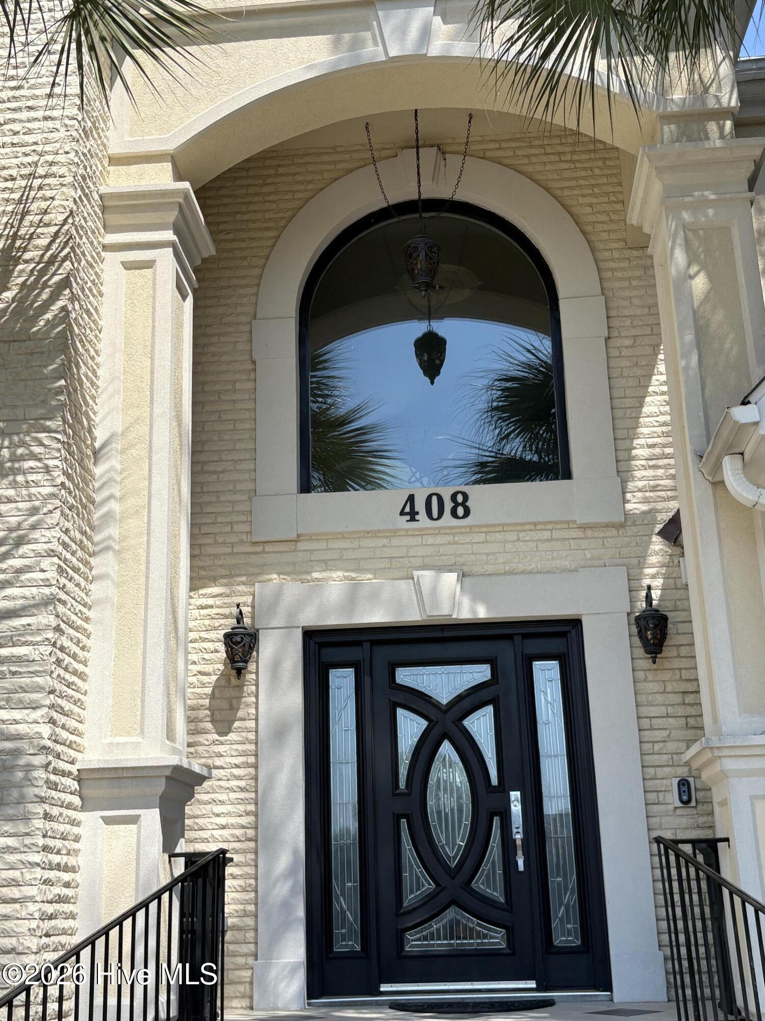 Image 2: Grand entrance