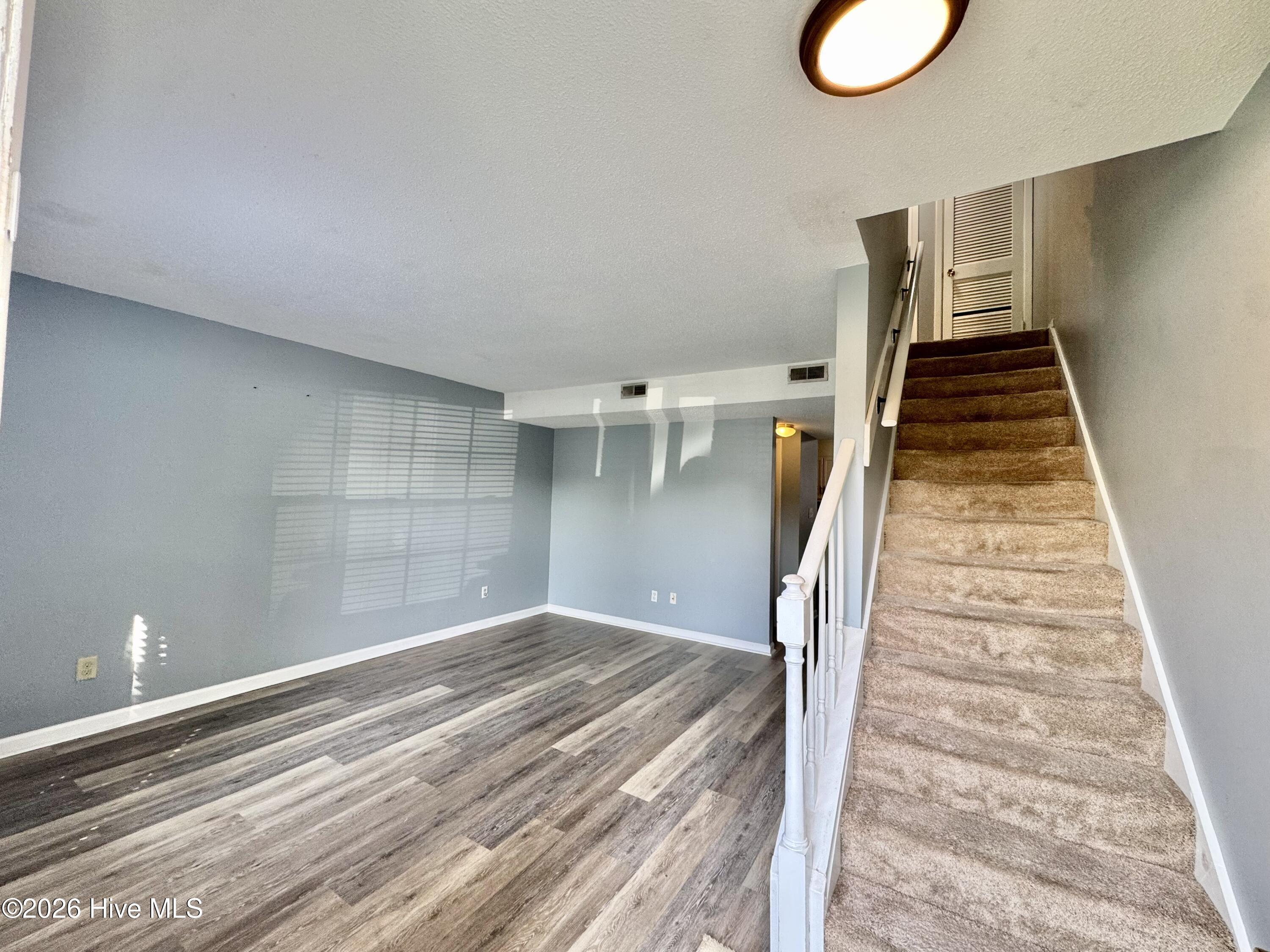 Image 3: Living Room