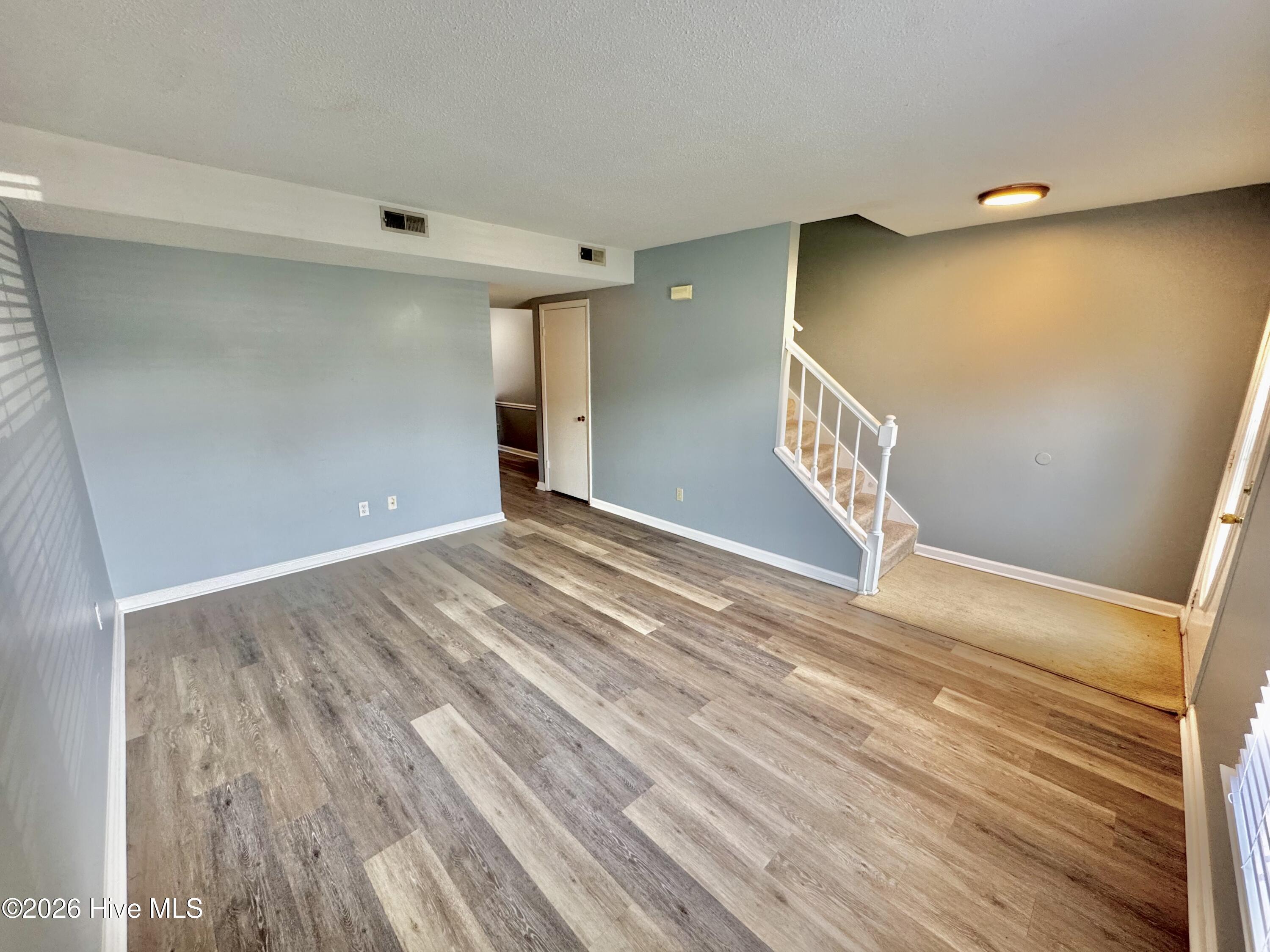 Image 4: Living Room