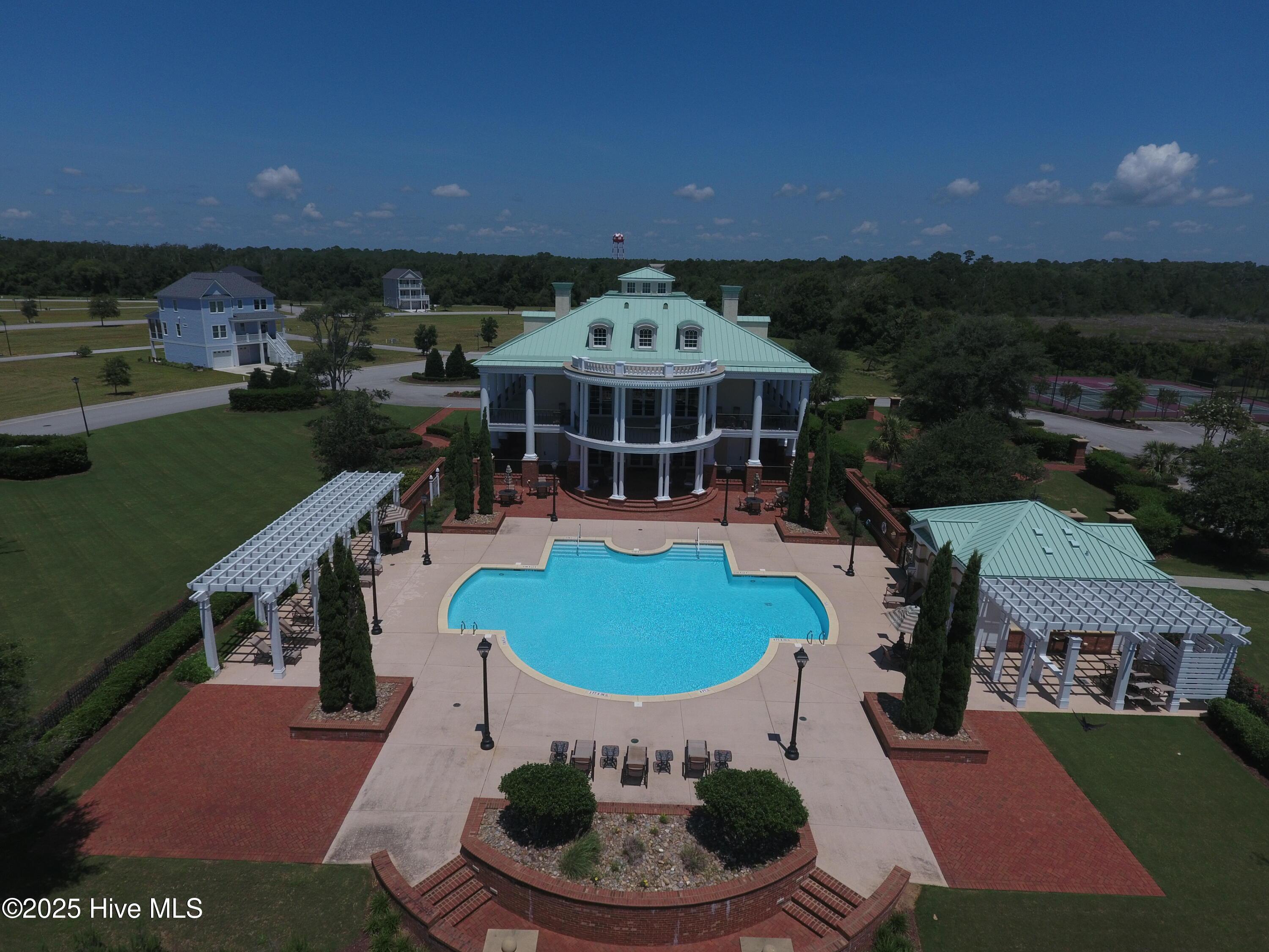 Image 1: Clubhouse/pool