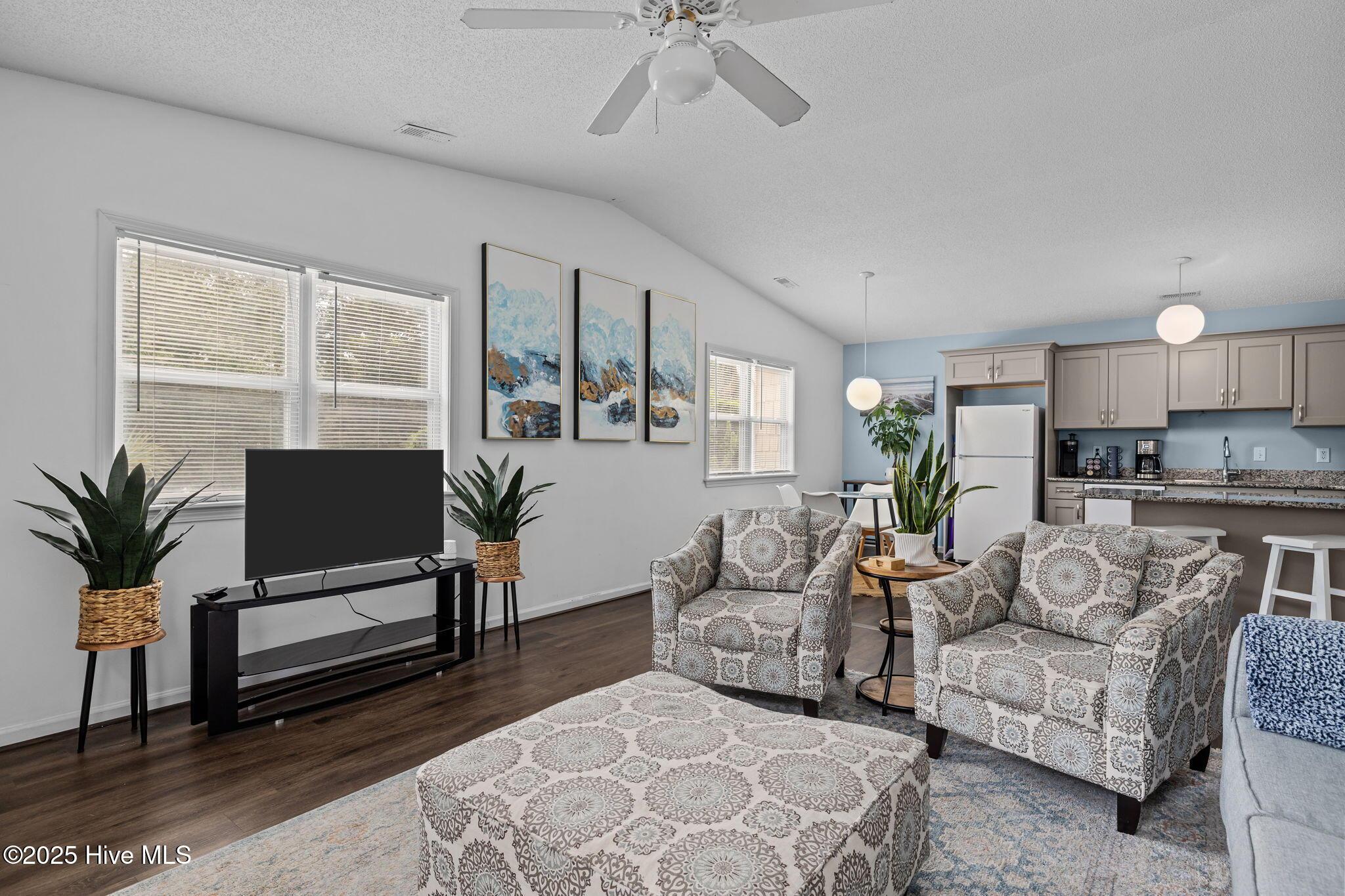 Image 2: Beautifully Furnished