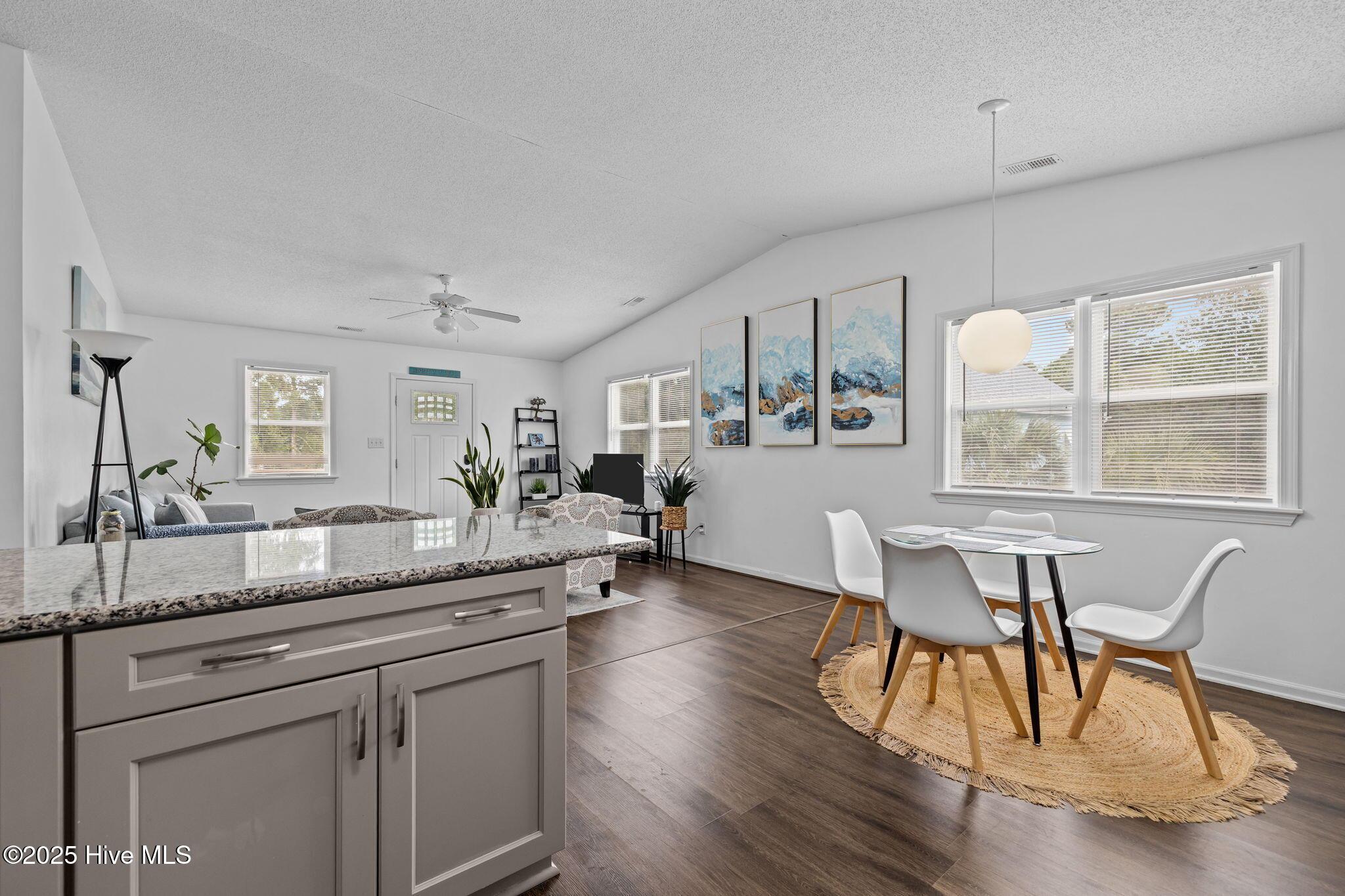 Image 4: Spacious Living Area