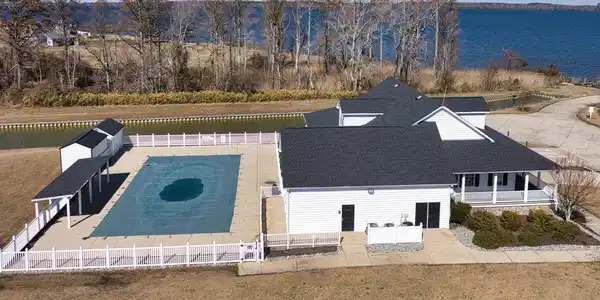 Image 4: clubhouse2
