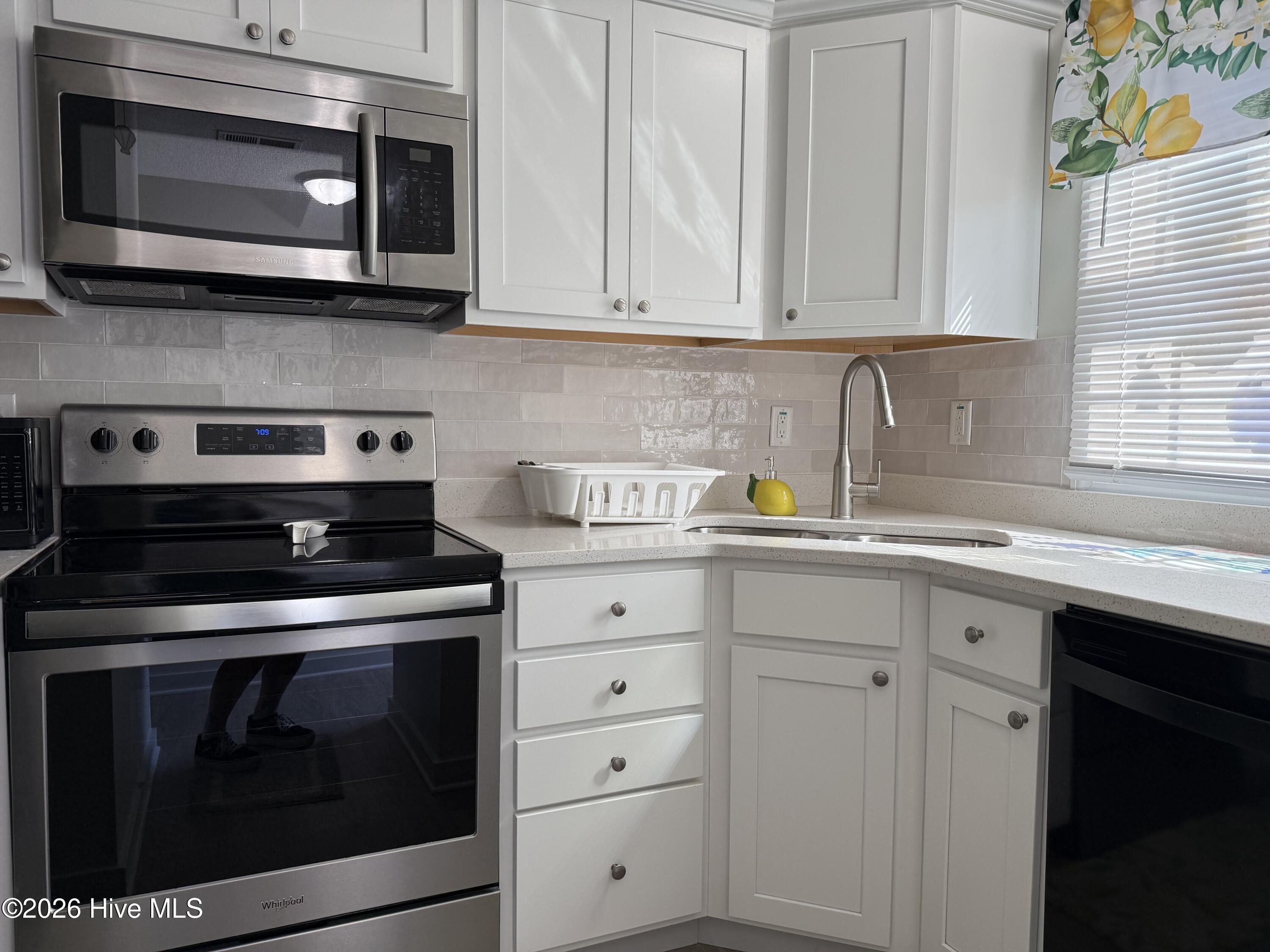 Image 3: Kitchen