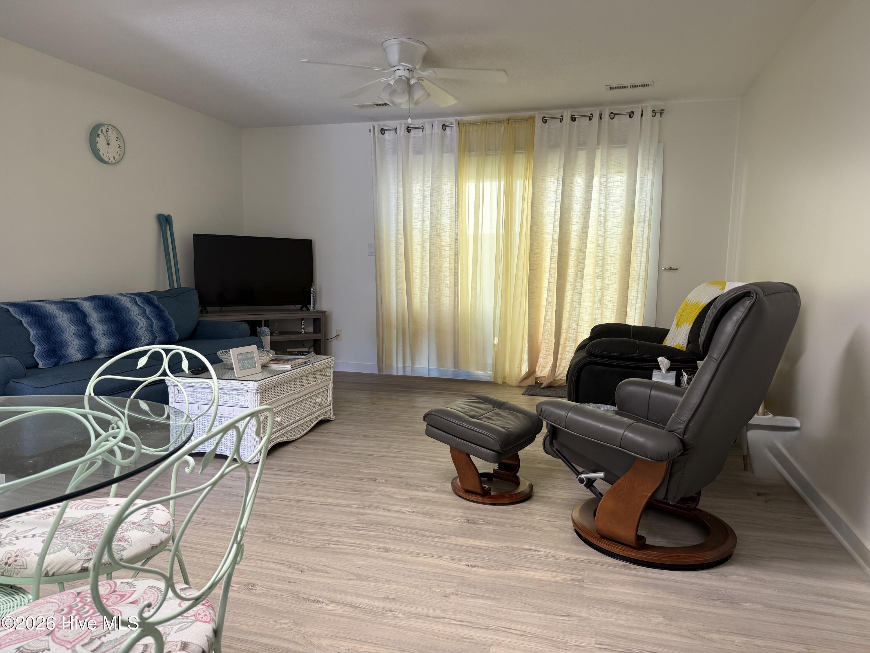Image 4: Living Area