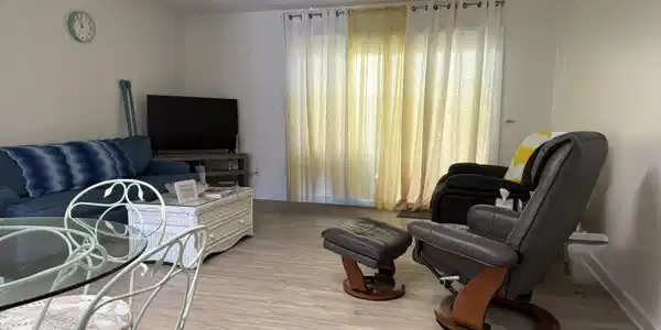 Image 4: Living Area