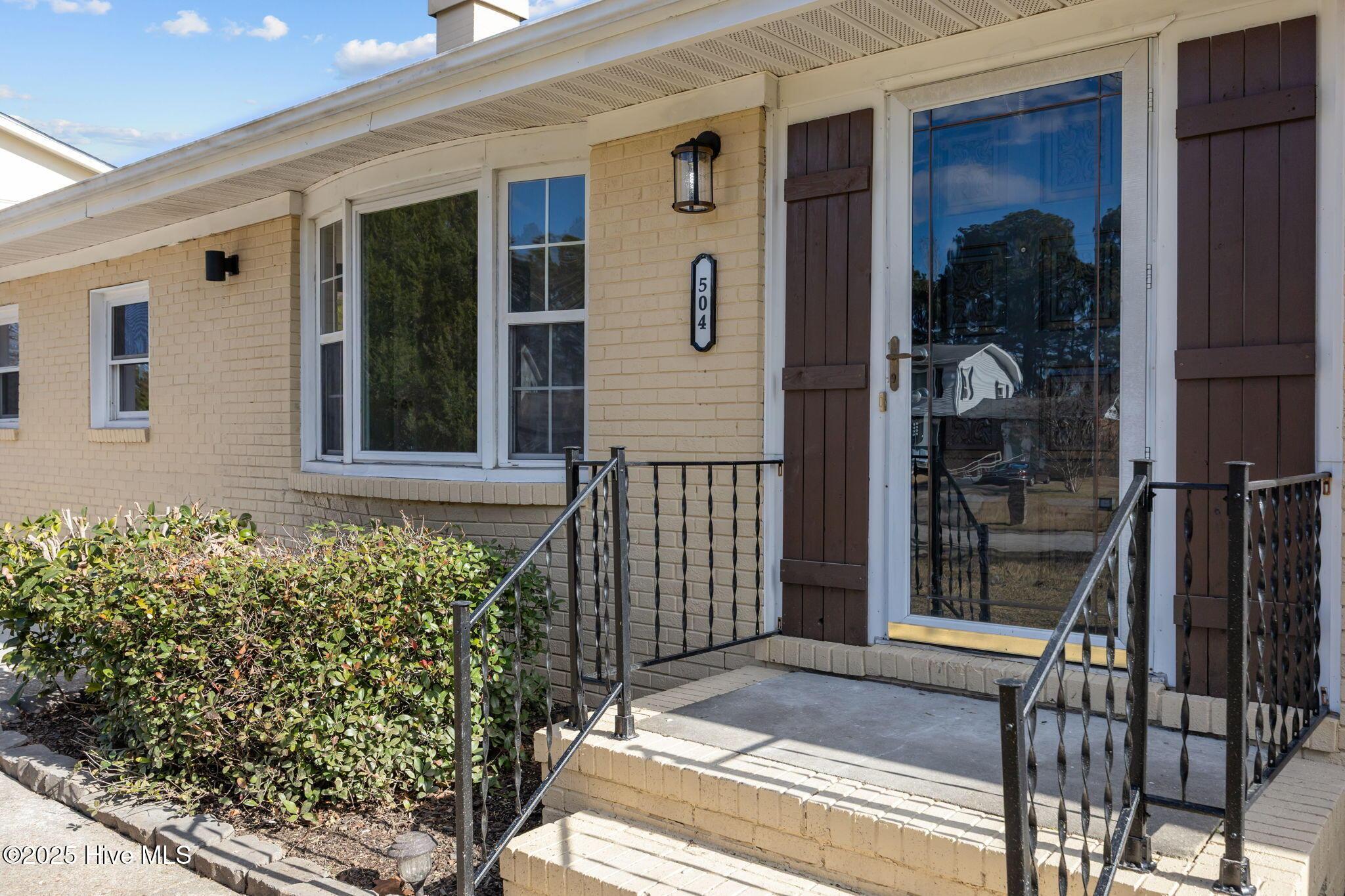 Image 4: 4-web-or-mls-504 Oakwood Ave. 94