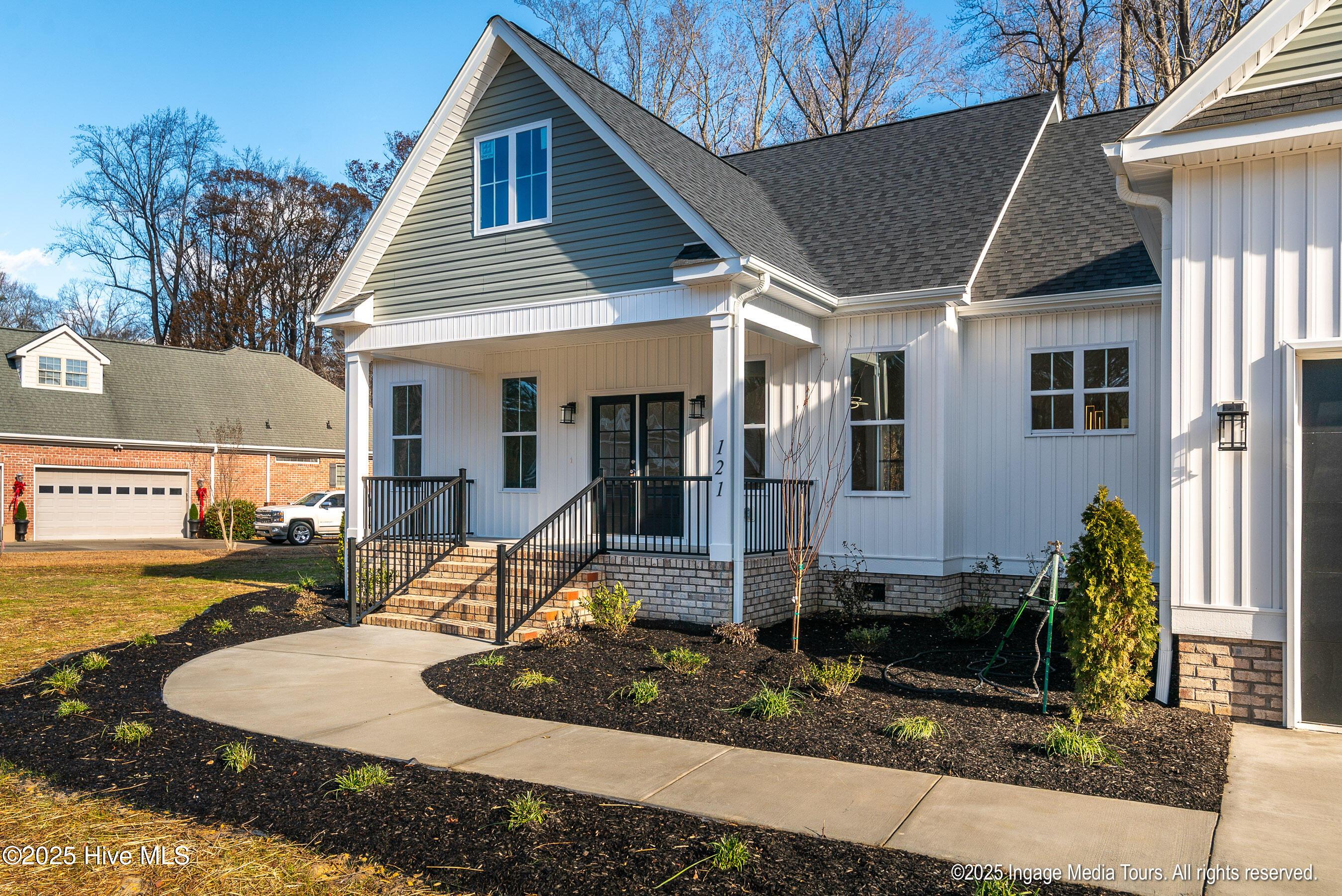 Image 3: 121 Castle Ct: Exterior