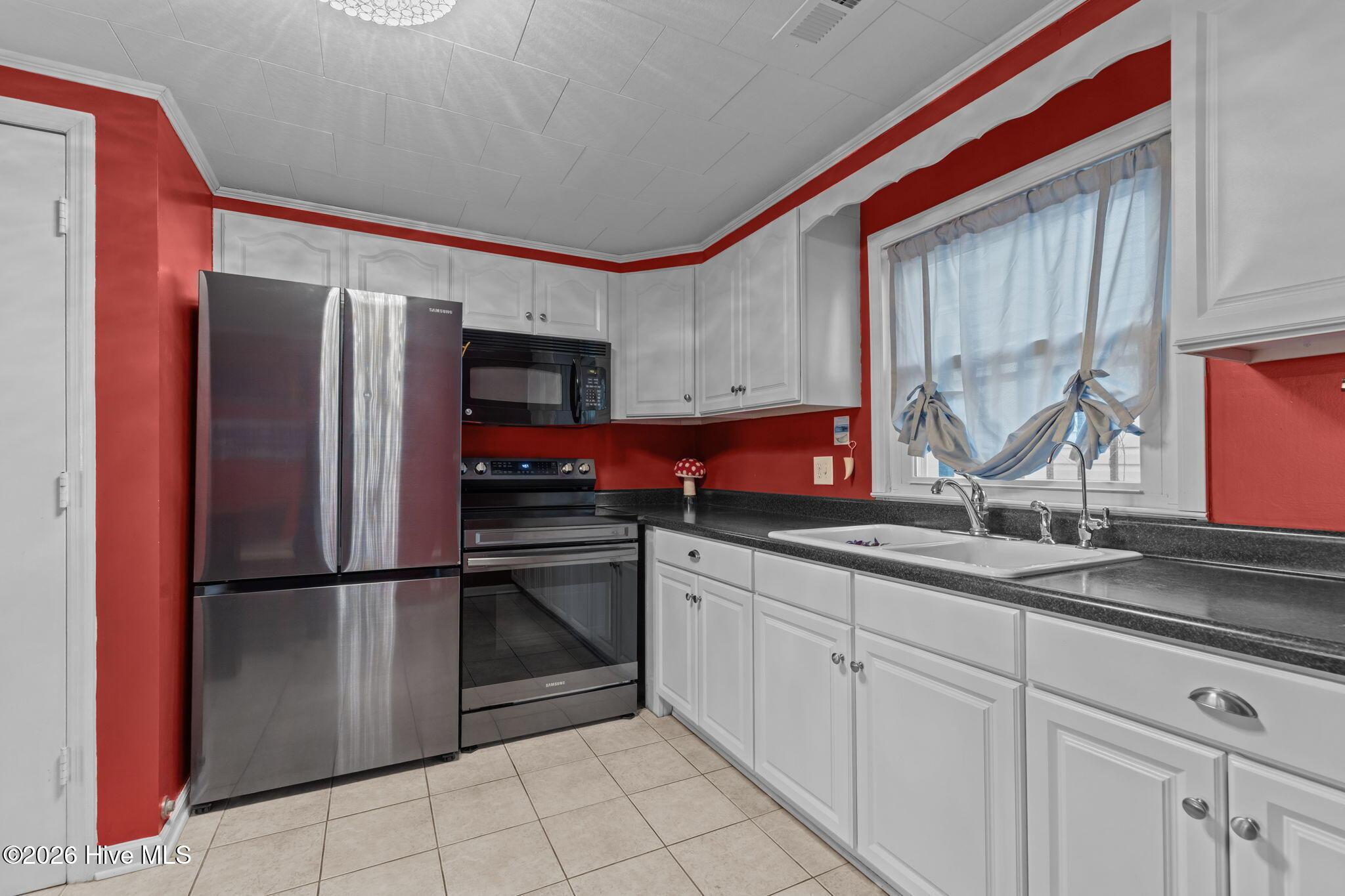 Image 3: 404 Dobbs St