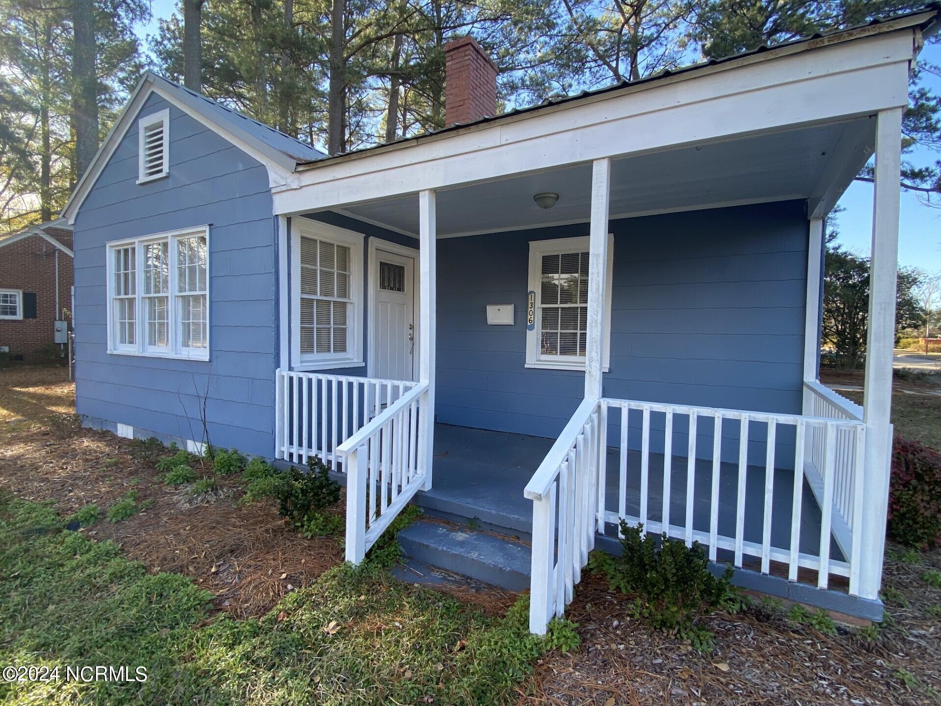 Image 3: 1306 N Respess Street - front view 2