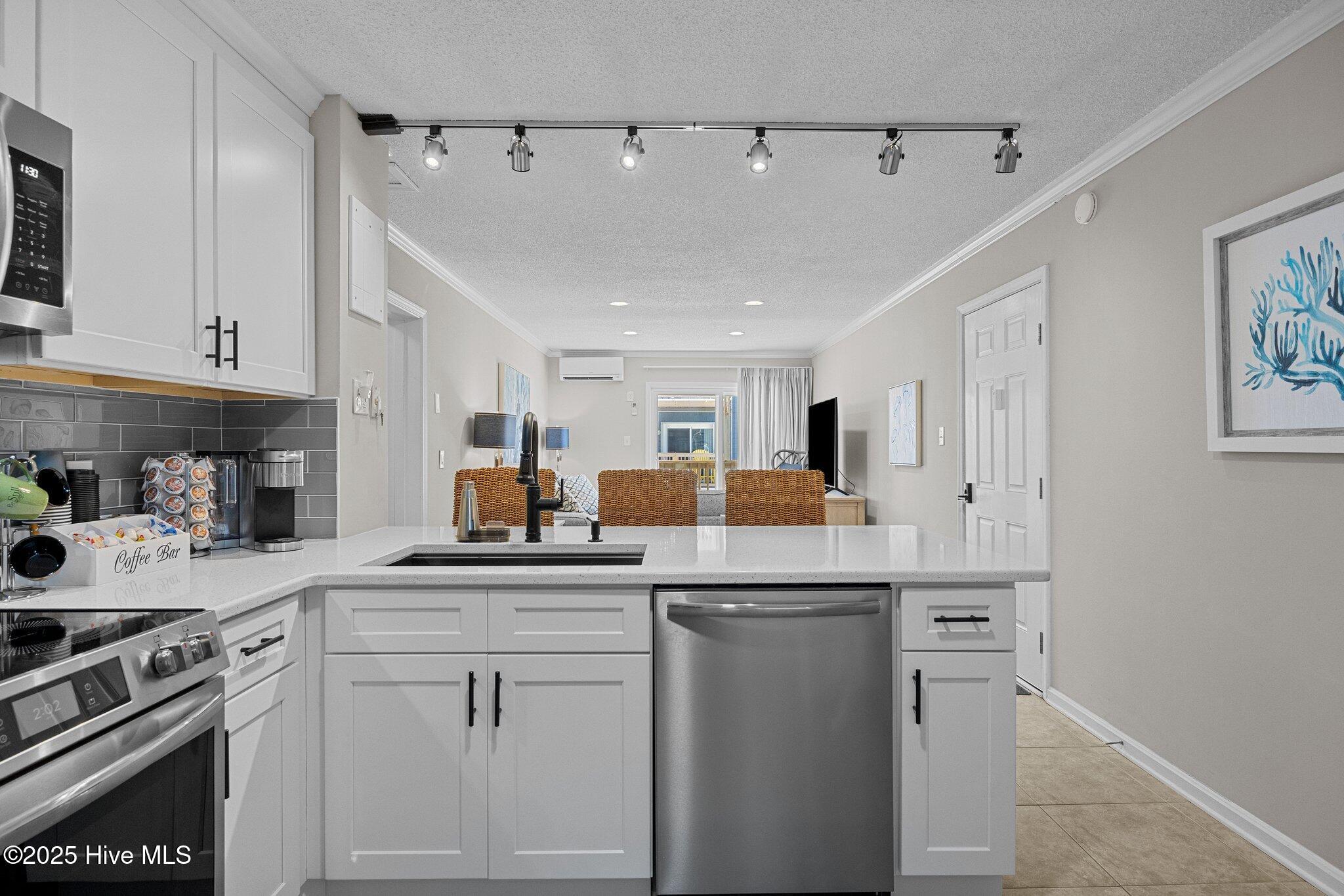 Image 4: Kitchen
