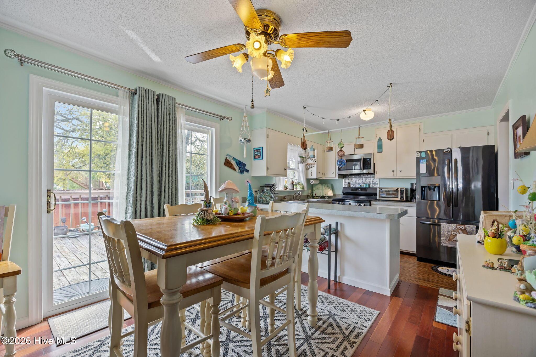 Image 2: 458 Bayview Dr