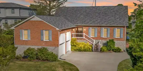 904 Coral Court