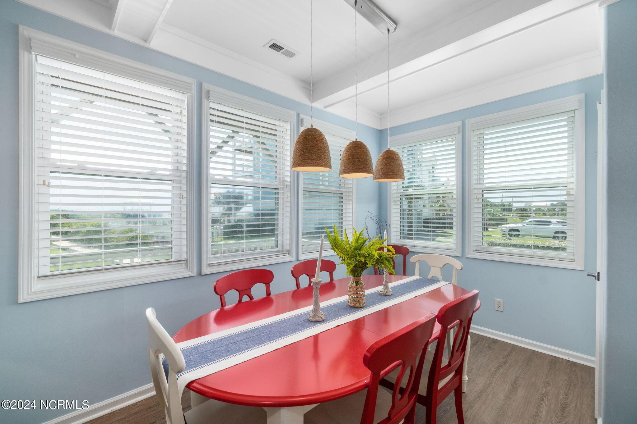 Image 3: Dining area