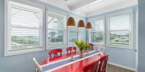 Image 3: Dining area