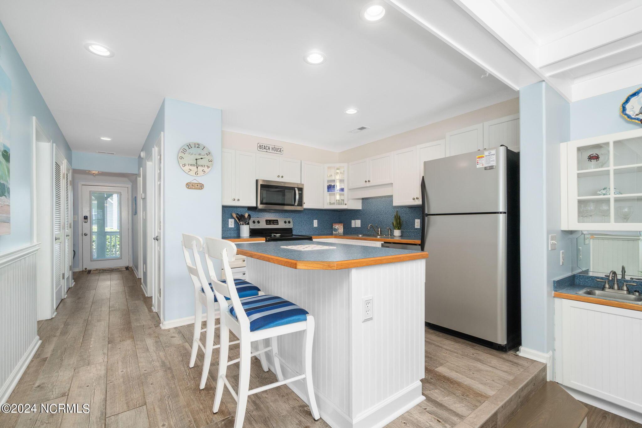 Image 4: Kitchen w/ island seating
