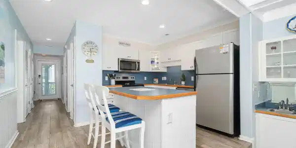 Image 4: Kitchen w/ island seating
