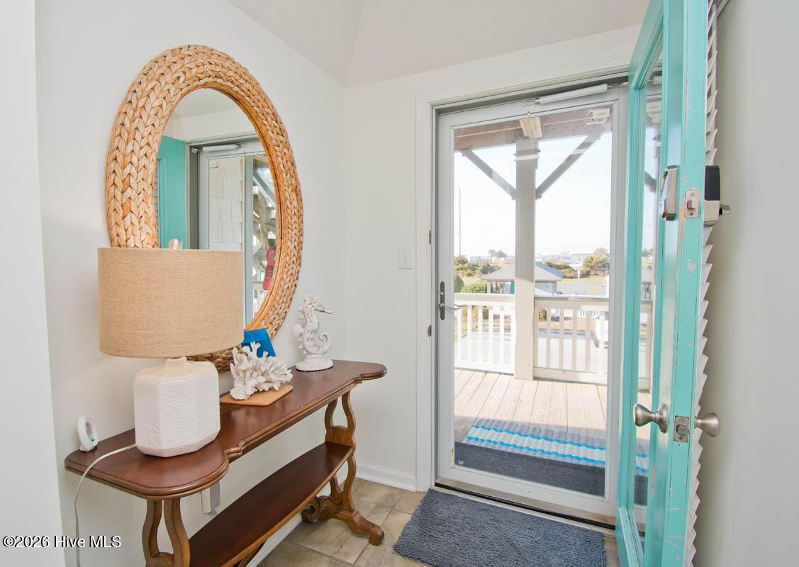 Image 3: Entryway Unit 3b1
