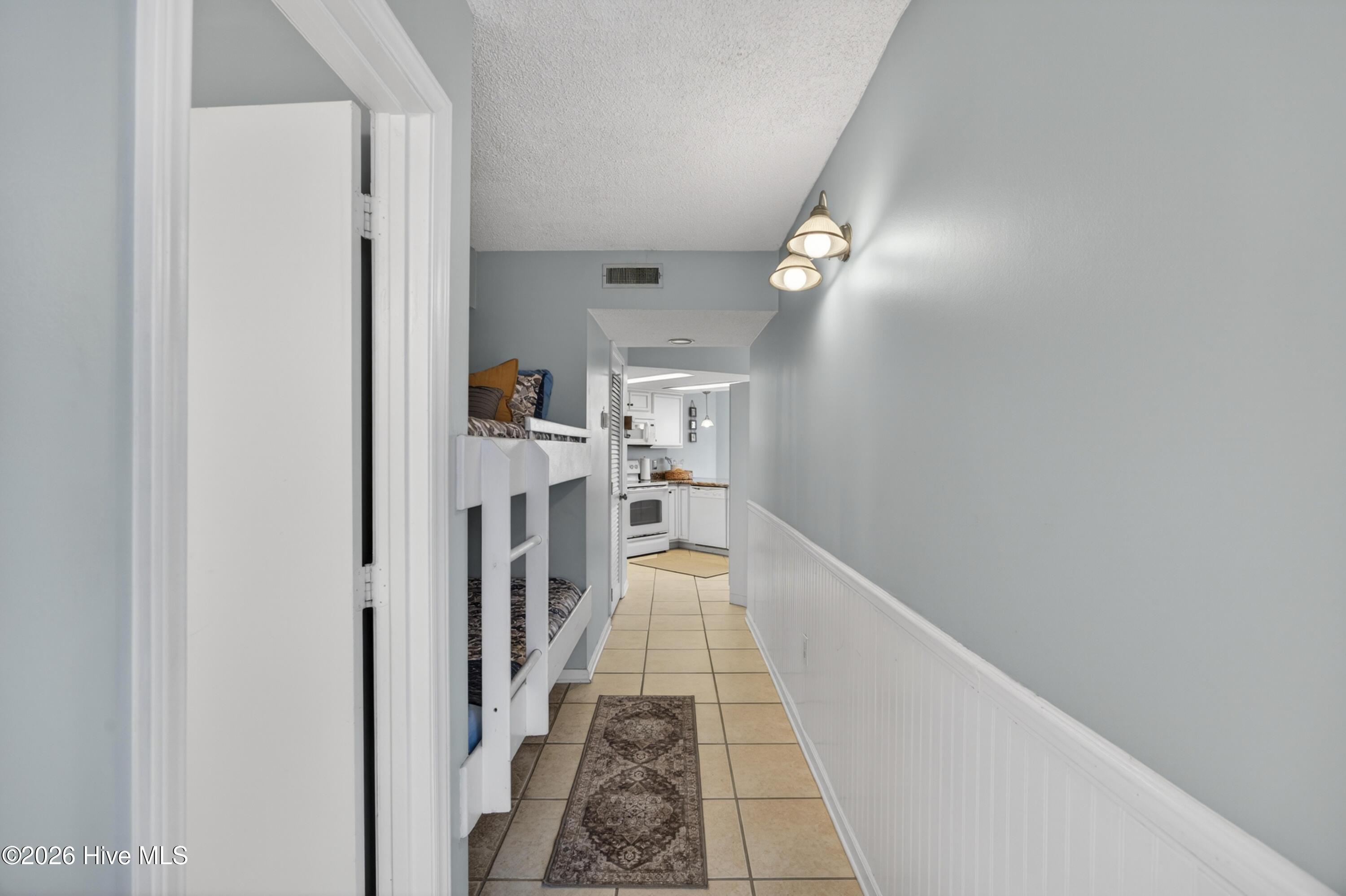 Image 3: 2000NewRiverInletRoadUnit1201-13