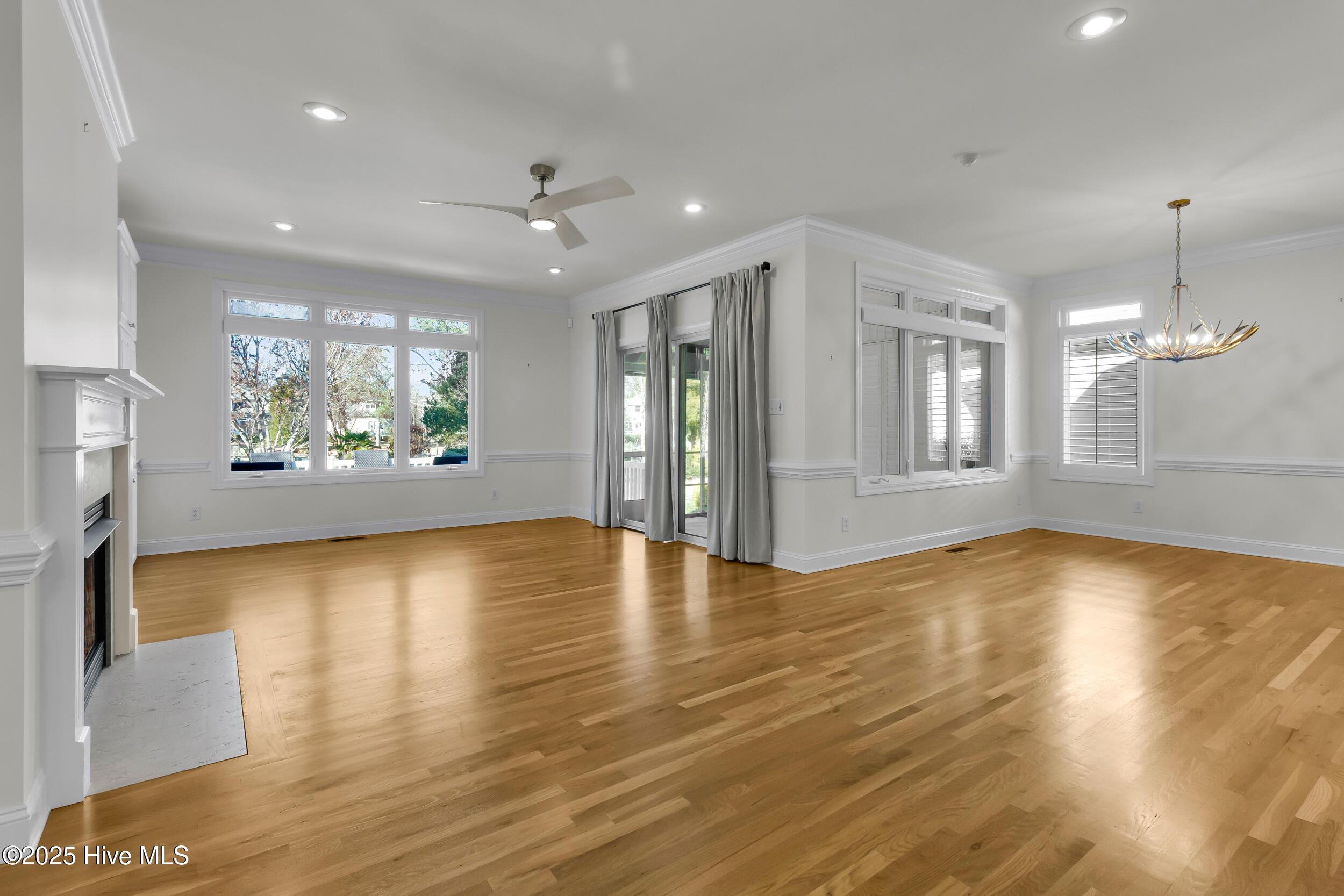 Image 4: Living room