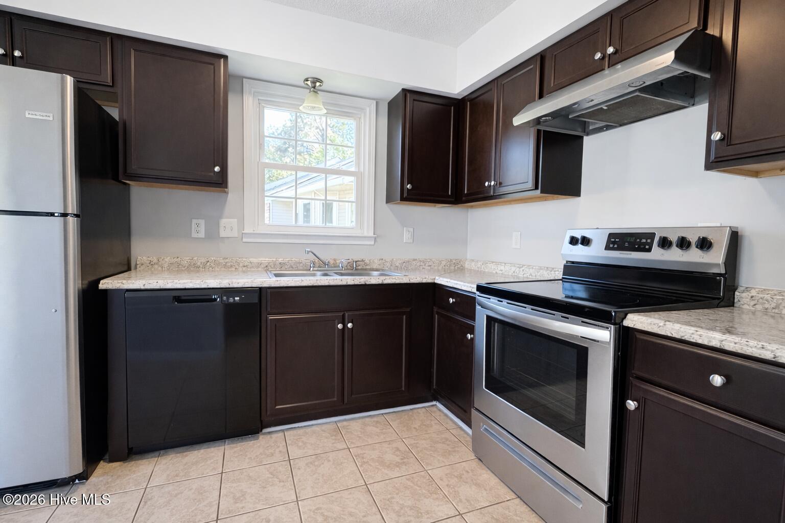 Image 4: kitchen