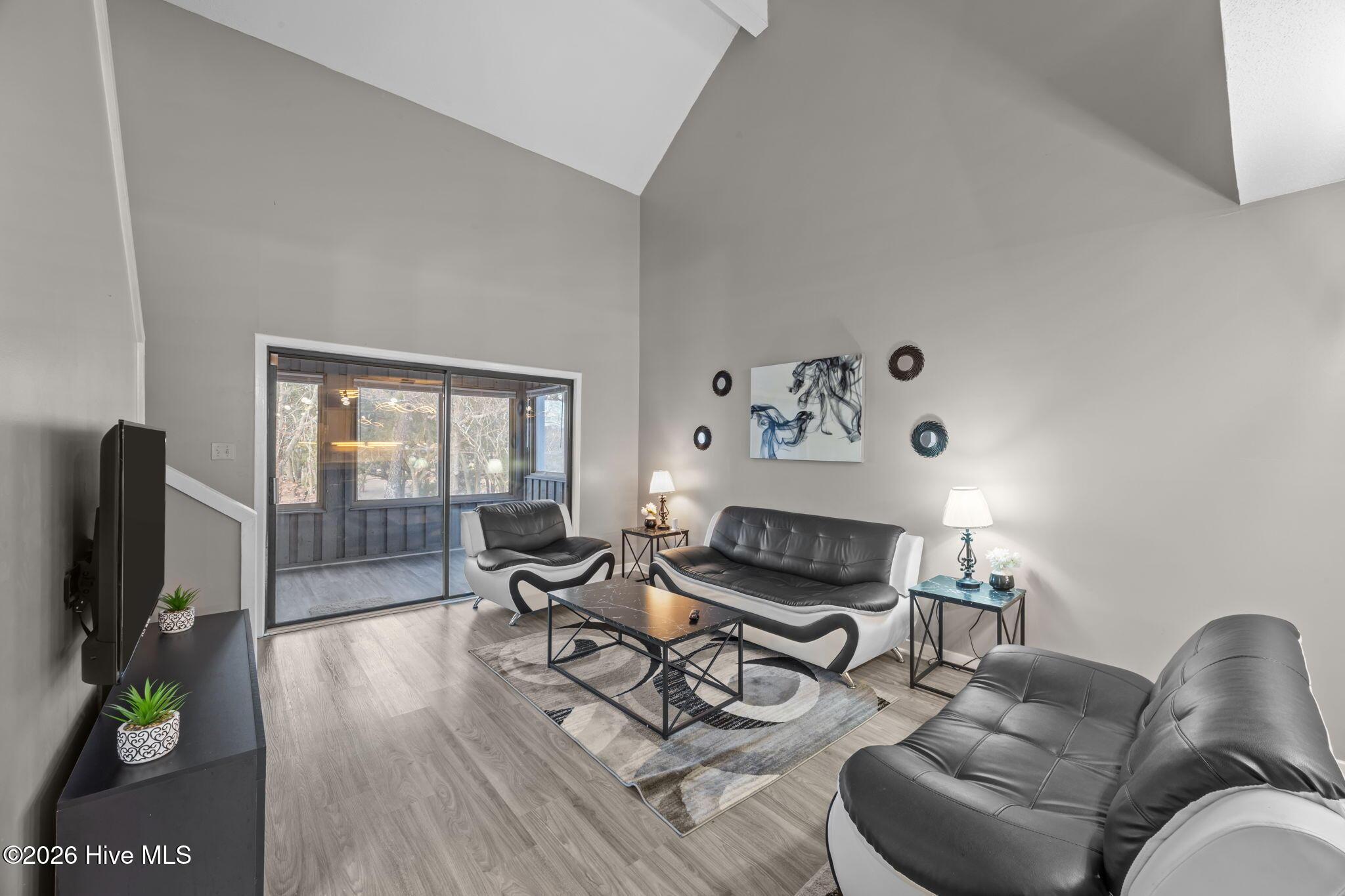 Image 2: Beautiful Open Layout