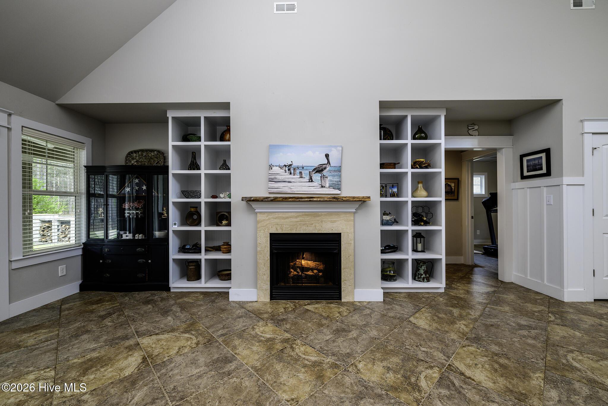 Image 4: Living Room