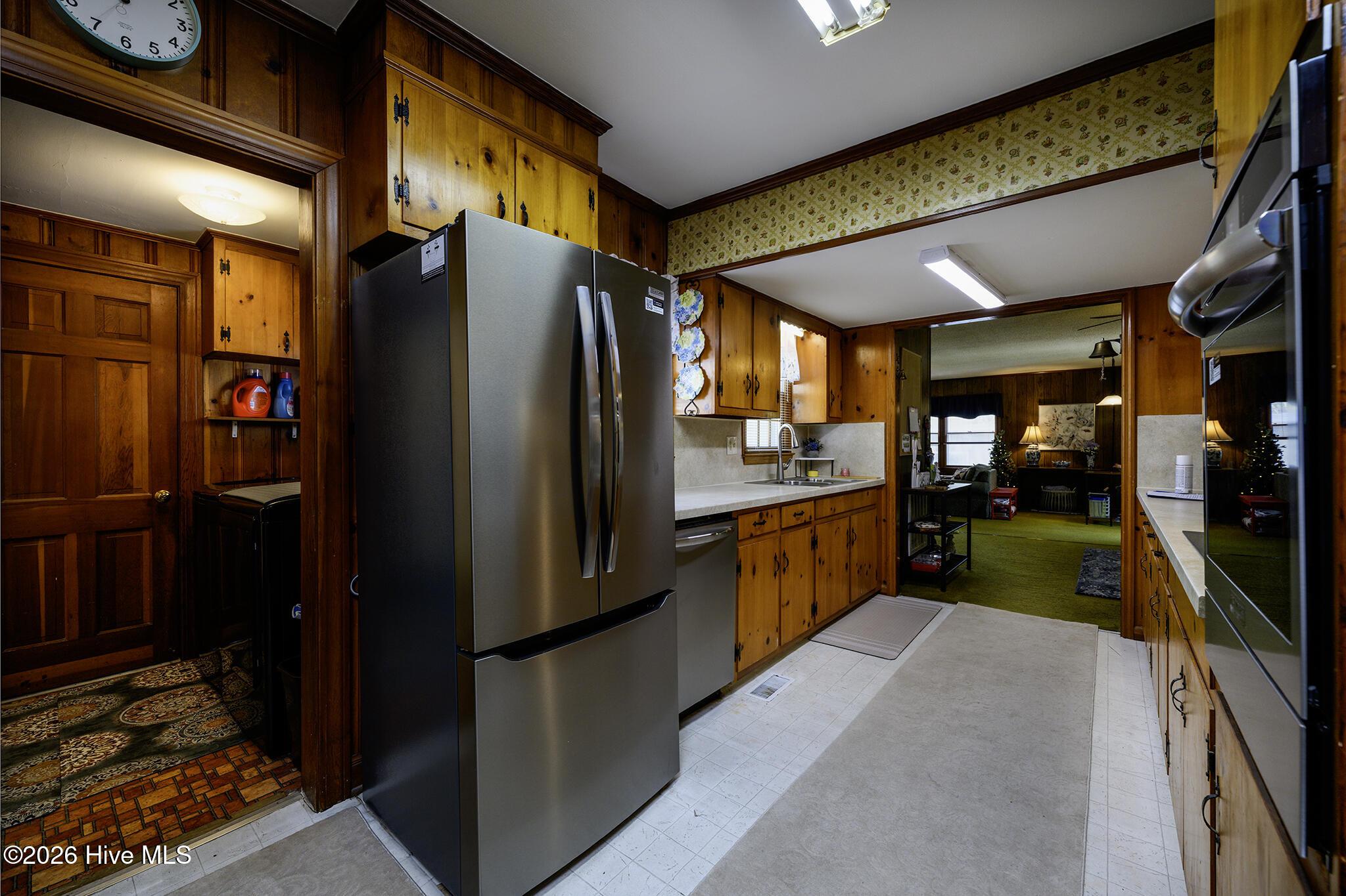 Image 3: Kitchen