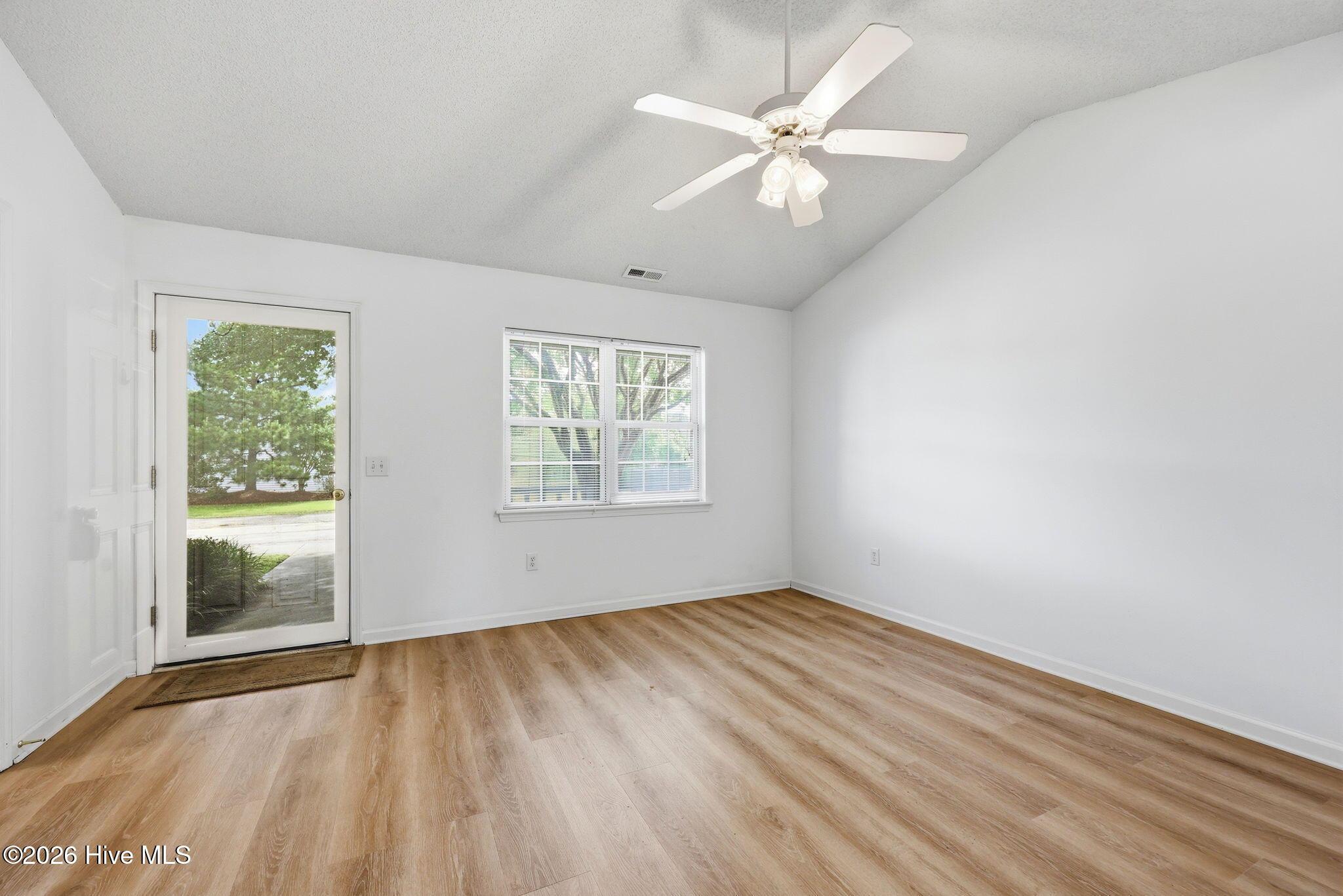 Image 4: 21-web-or-mls-502 Courtyard East 025