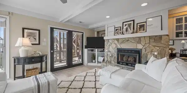 Image 3: Living Room