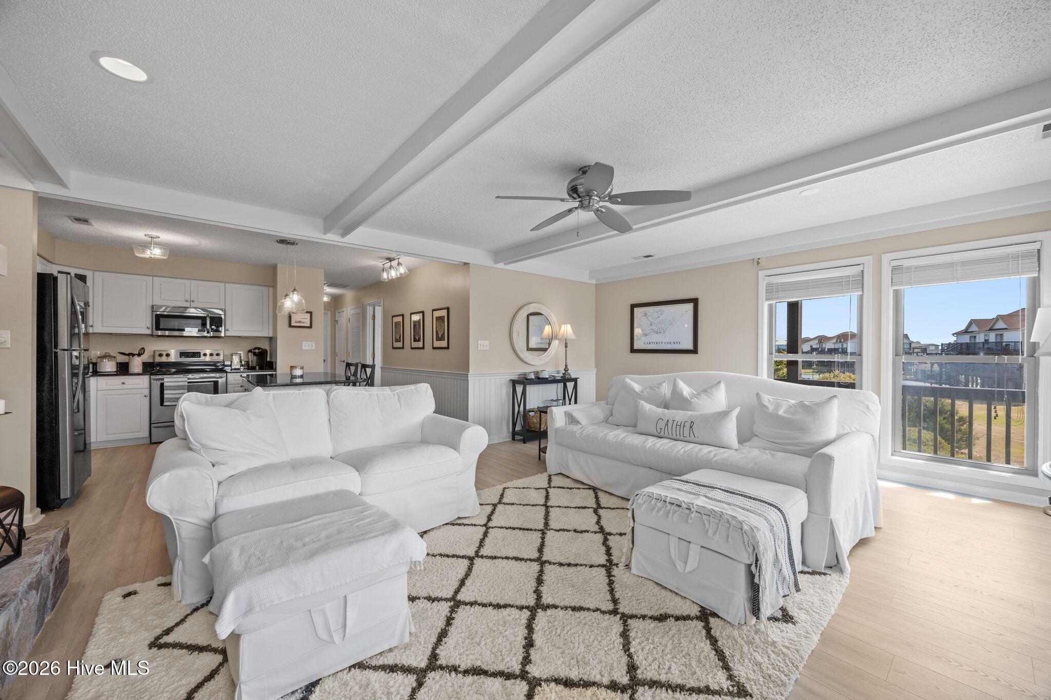 Image 4: Living Room & Kitchen
