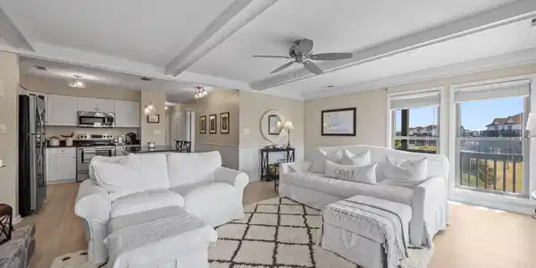 Image 4: Living Room & Kitchen