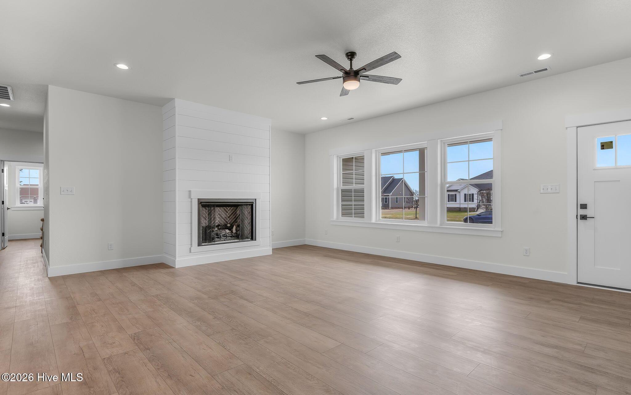 Image 4: Living area