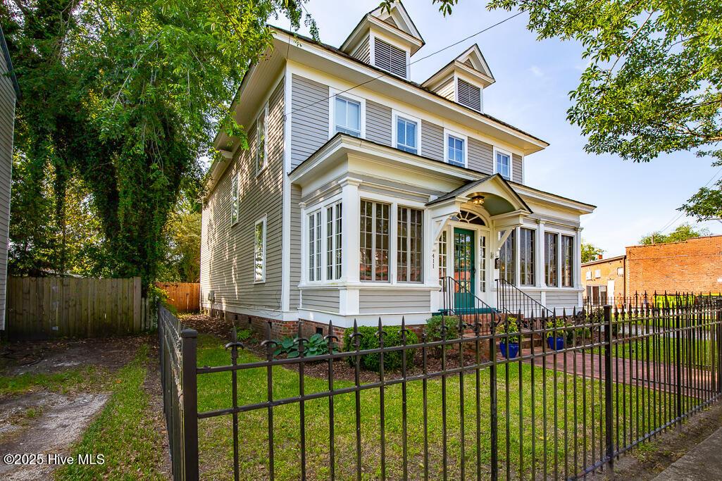 Image 2: 411 queen front 2