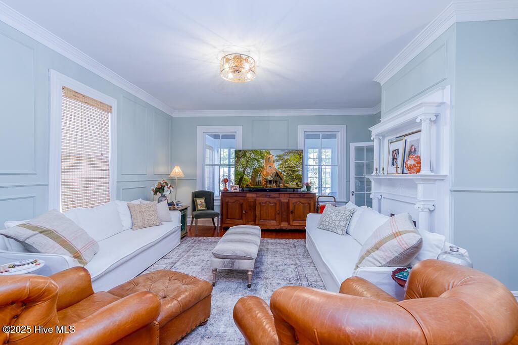 Image 4: 411 queen family