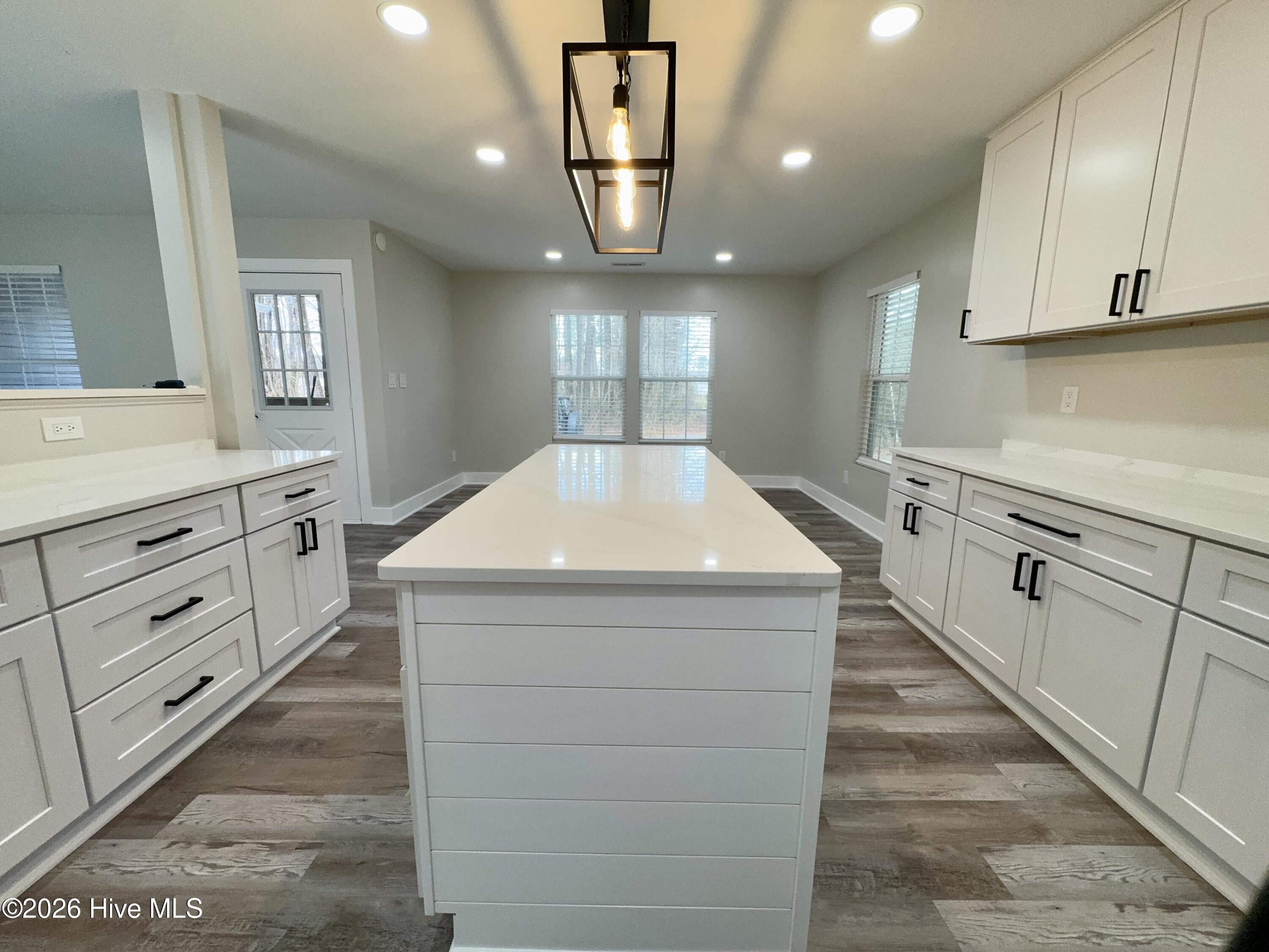 Image 3: Large Modern Kitchen