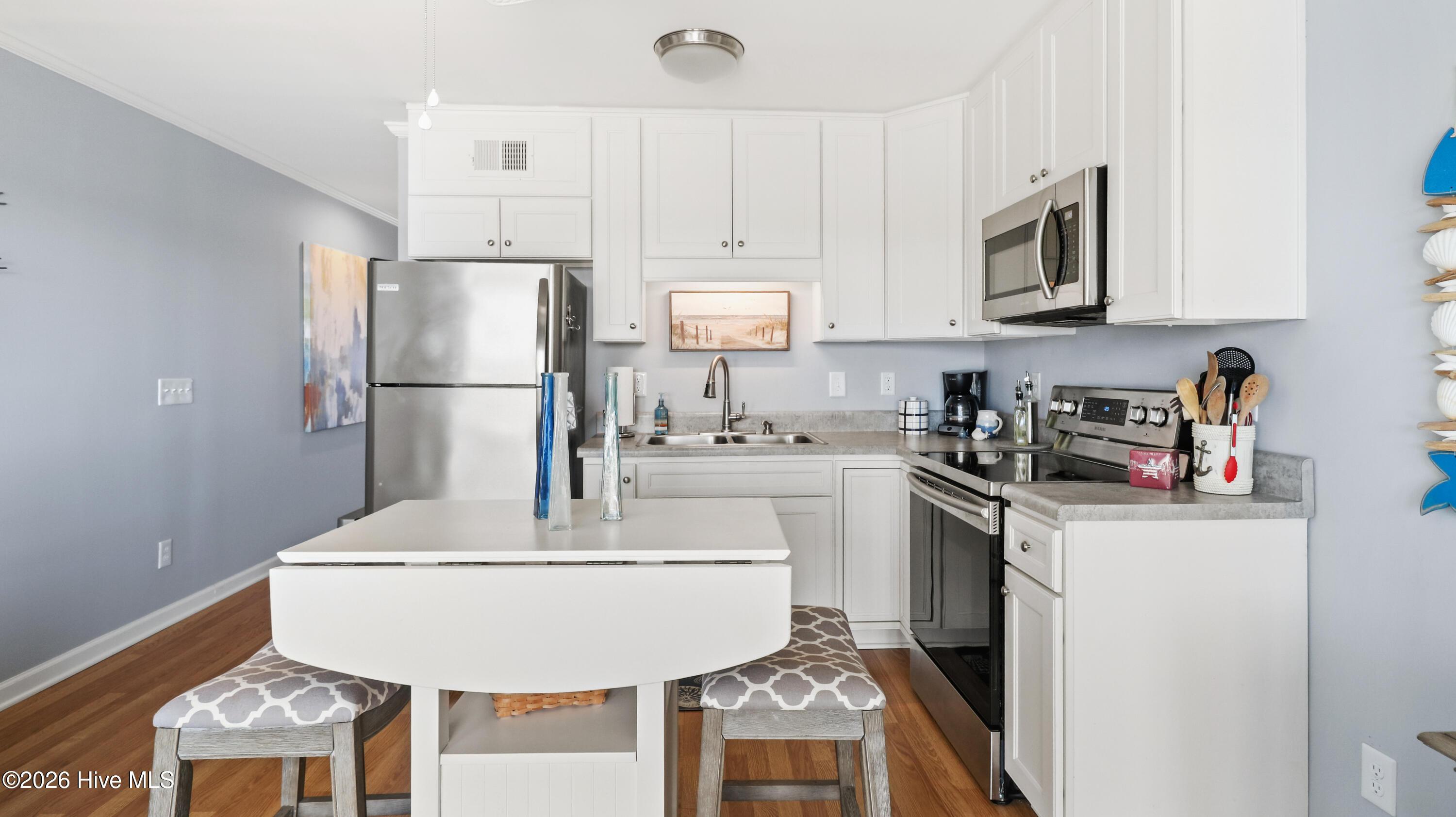 Image 4: Kitchen