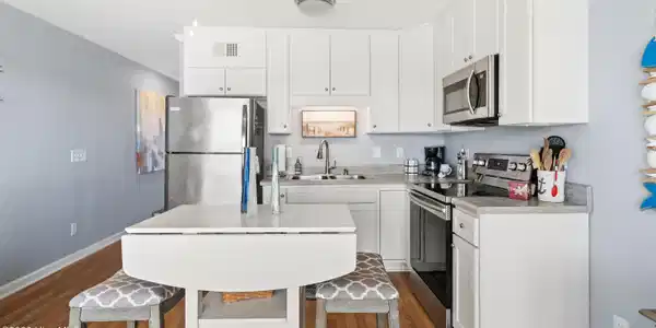 Image 4: Kitchen